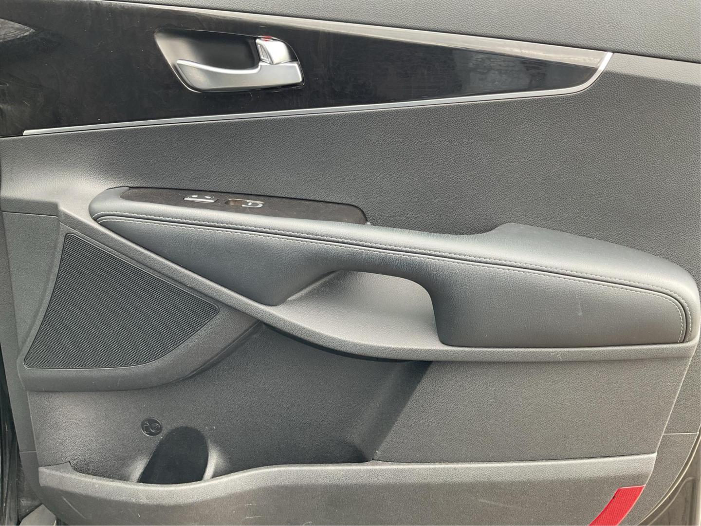 2018 Kia Sorento 2.4L LX (5XYPG4A38JG) with an 2.4L I-4 gasoline direct injection engine, located at 4508 South Dixie Dr, Moraine, OH, 45439, (937) 908-9800, 39.689976, -84.218452 - Photo#17