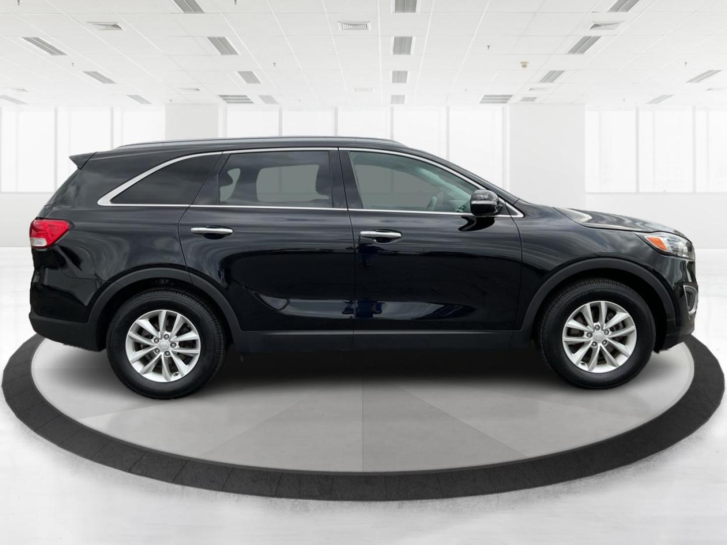 2018 Kia Sorento 2.4L LX (5XYPG4A38JG) with an 2.4L I-4 gasoline direct injection engine, located at 4508 South Dixie Dr, Moraine, OH, 45439, (937) 908-9800, 39.689976, -84.218452 - Photo#1