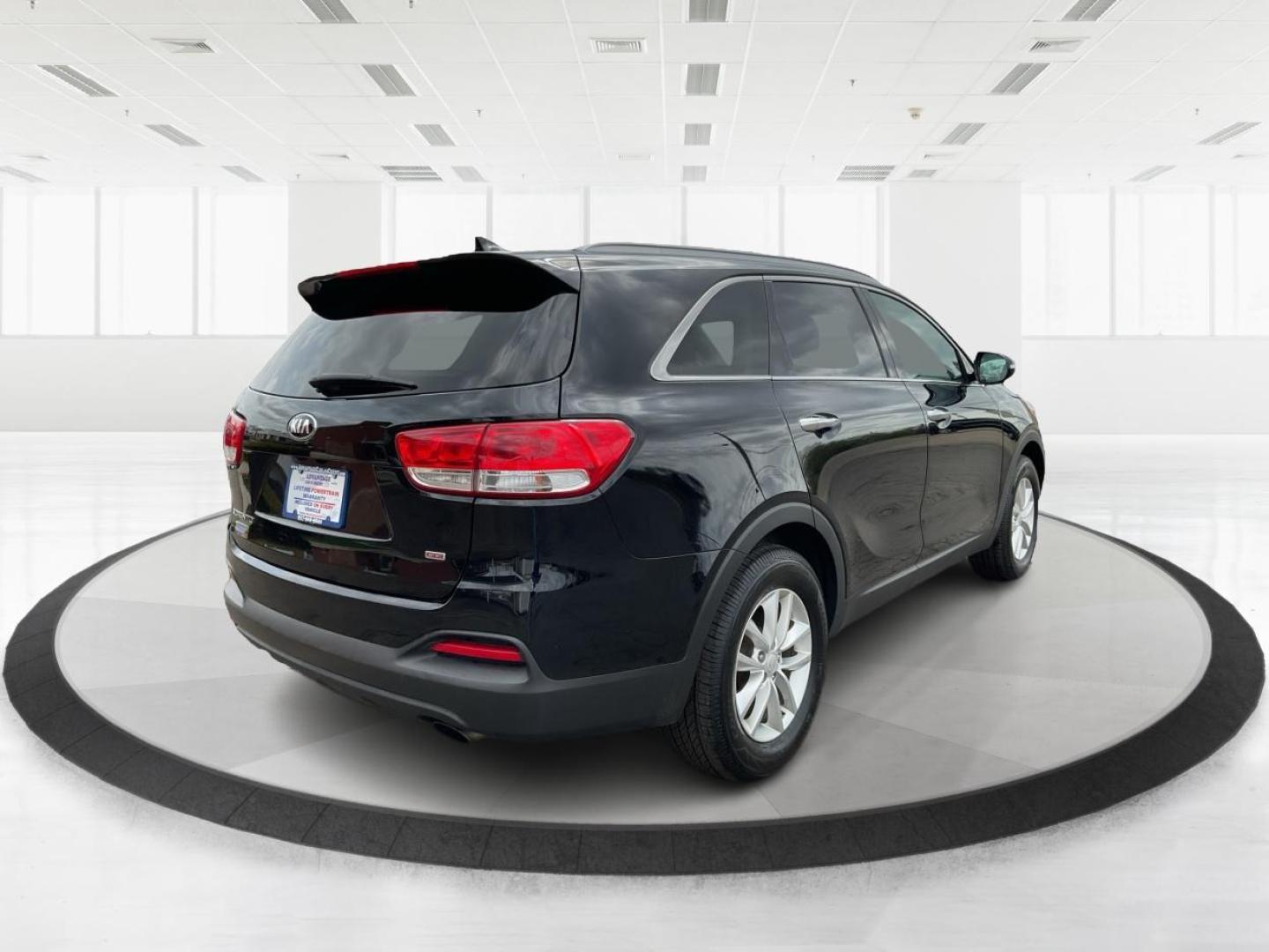 2018 Kia Sorento 2.4L LX (5XYPG4A38JG) with an 2.4L I-4 gasoline direct injection engine, located at 4508 South Dixie Dr, Moraine, OH, 45439, (937) 908-9800, 39.689976, -84.218452 - Photo#2