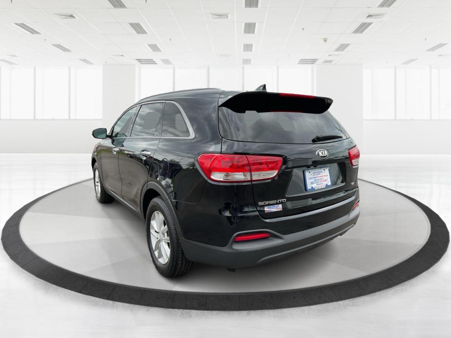 2018 Kia Sorento 2.4L LX (5XYPG4A38JG) with an 2.4L I-4 gasoline direct injection engine, located at 4508 South Dixie Dr, Moraine, OH, 45439, (937) 908-9800, 39.689976, -84.218452 - Photo#4
