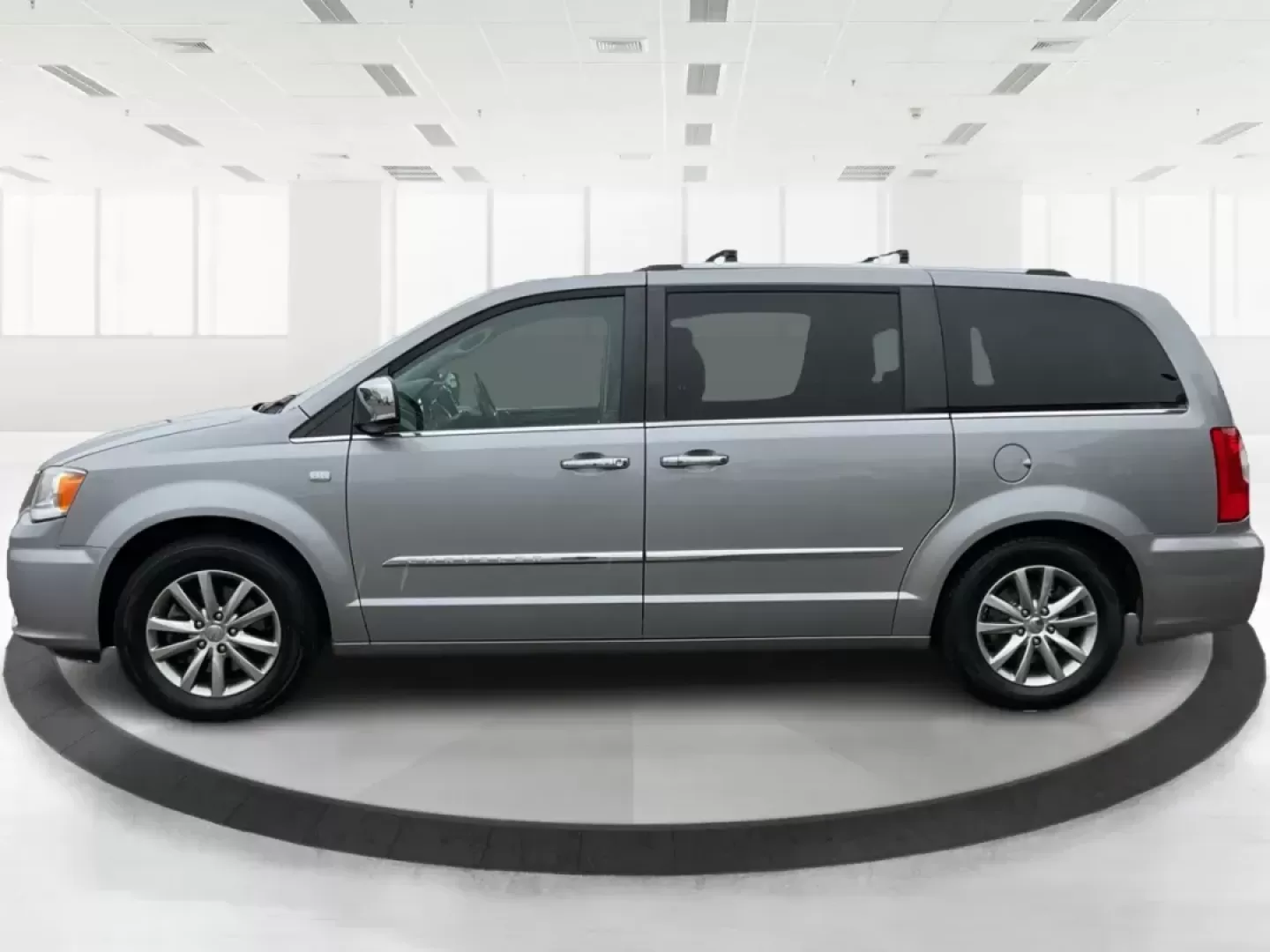 2014 Chrysler Town and Country Touring-L 30th Anniversary (2C4RC1CG7ER) with an Pentastar 3.6L V-6 DOHC engine, located at 1184 Kauffman Ave, Fairborn, OH, 45324, (937) 908-9800, 39.807072, -84.030914 - Photo#5