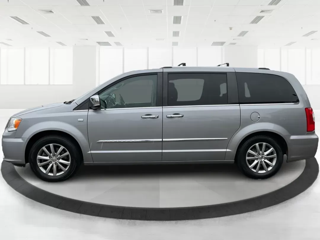 2014 Chrysler Town and Country Touring-L 30th Anniversary (2C4RC1CG7ER) with an Pentastar 3.6L V-6 DOHC engine, located at 1184 Kauffman Ave, Fairborn, OH, 45324, (937) 908-9800, 39.807072, -84.030914 - 2014 Chrysler Town and Country Touring-L 30th Anniversary - Photo#5