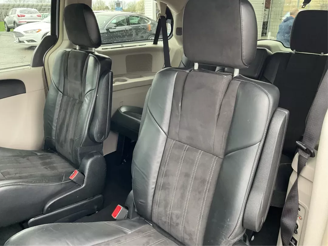 2014 Chrysler Town and Country Touring-L 30th Anniversary (2C4RC1CG7ER) with an Pentastar 3.6L V-6 DOHC engine, located at 1184 Kauffman Ave, Fairborn, OH, 45324, (937) 908-9800, 39.807072, -84.030914 - 2014 Chrysler Town and Country Touring-L 30th Anniversary - Photo#9