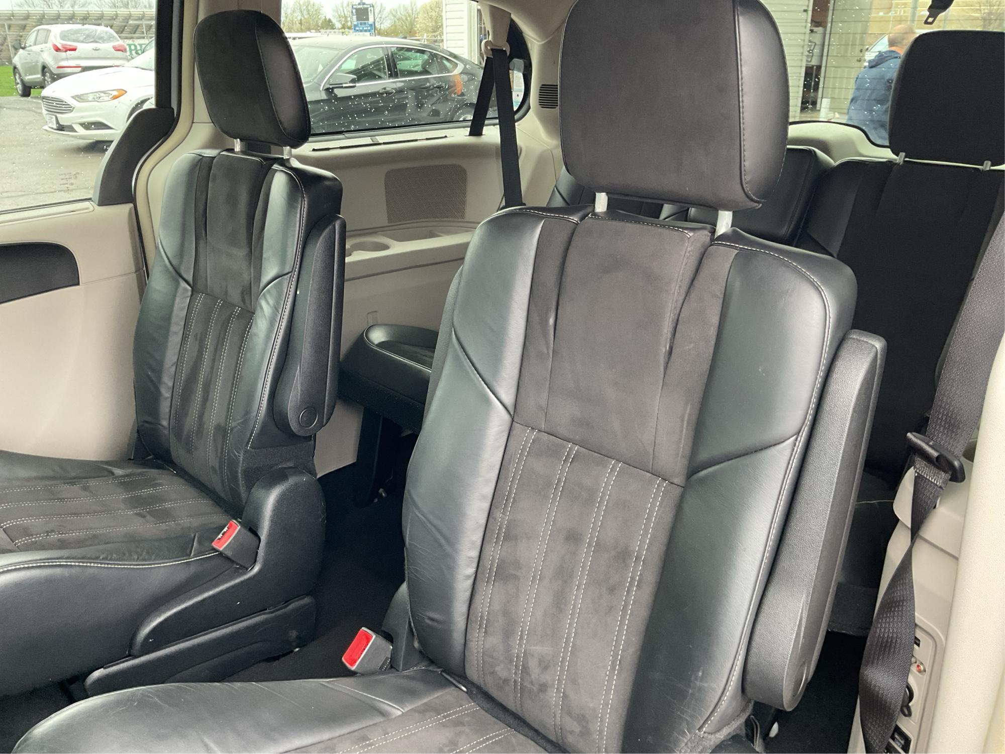 2014 Chrysler Town and Country Touring-L 30th Anniversary (2C4RC1CG7ER) with an Pentastar 3.6L V-6 DOHC engine, located at 1184 Kauffman Ave, Fairborn, OH, 45324, (937) 908-9800, 39.807072, -84.030914 - 2014 Chrysler Town and Country Touring-L 30th Anniversary - Photo#9