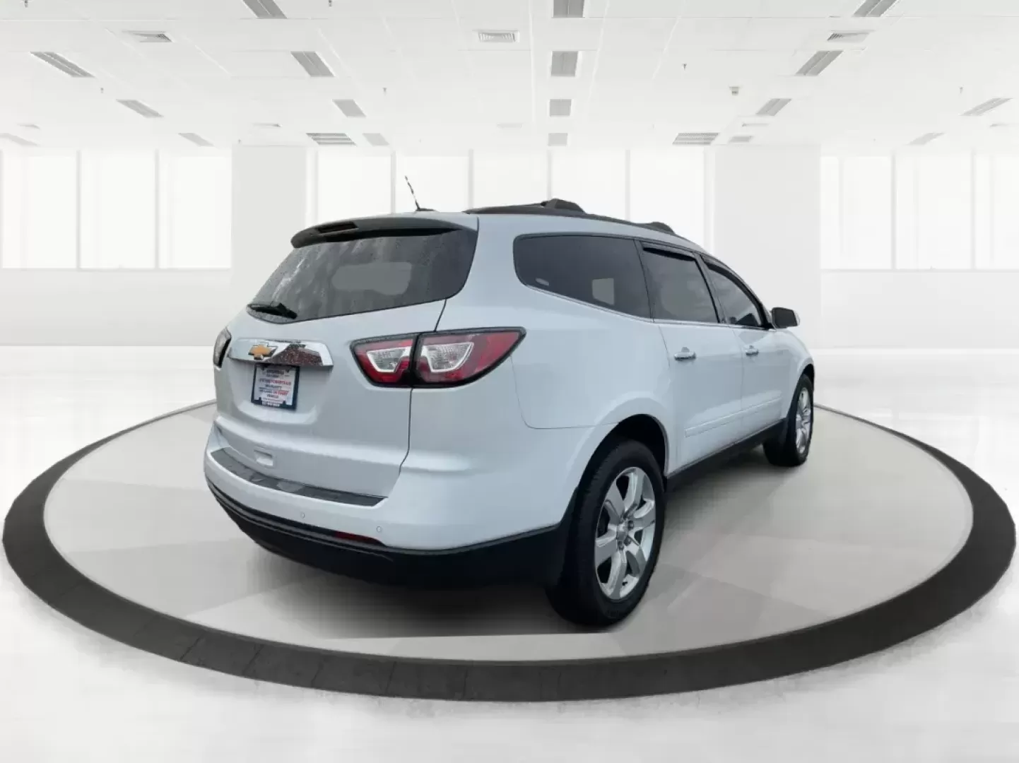 2016 Chevrolet Traverse 1LT (1GNKVGKD8GJ) with an 3.6L V-6 gasoline direct injection engine, located at 1230 East Main St, Xenia, OH, 45385, (937) 908-9800, 39.688026, -83.910172 - Photo#2
