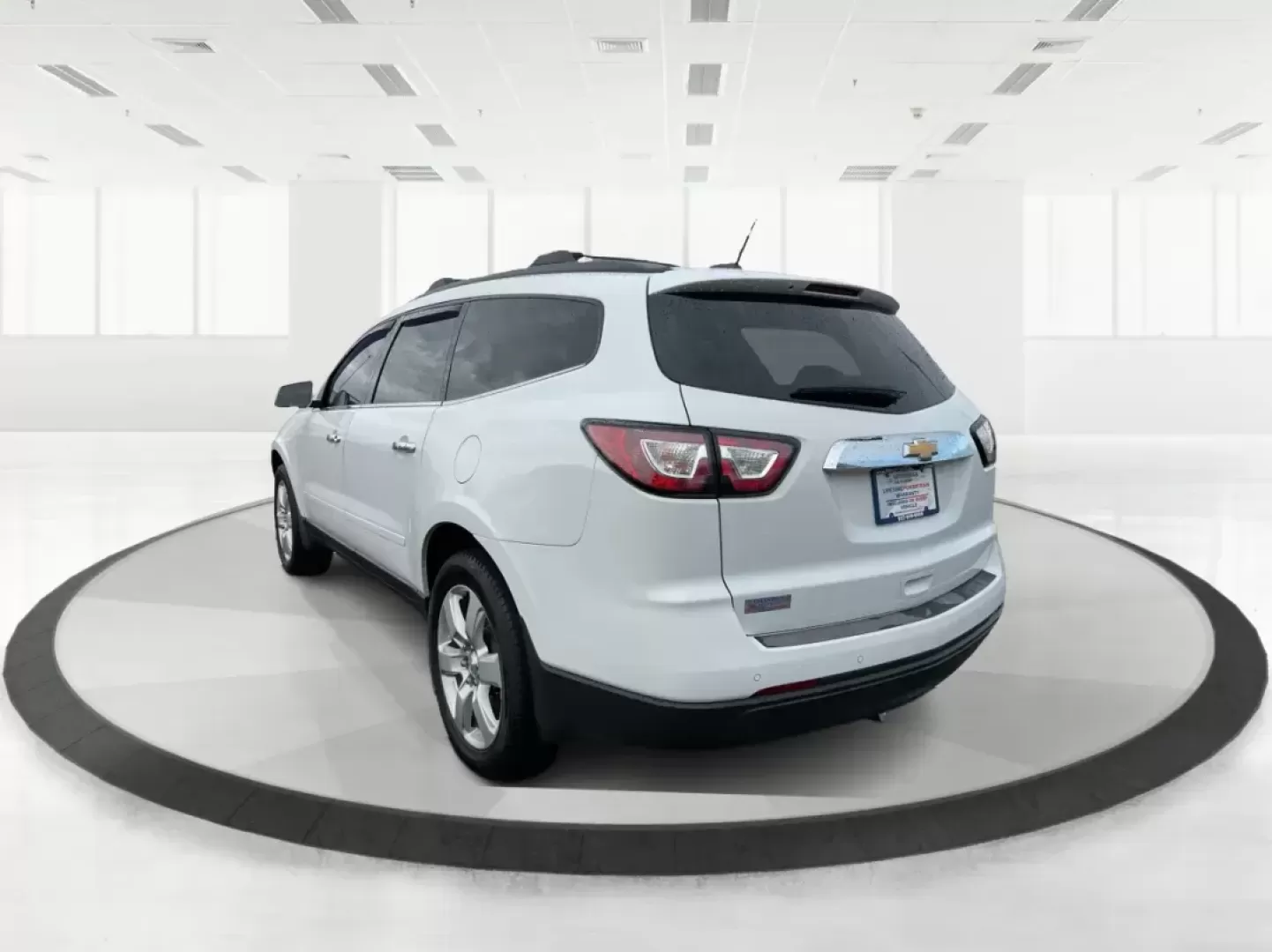 2016 Chevrolet Traverse 1LT (1GNKVGKD8GJ) with an 3.6L V-6 gasoline direct injection engine, located at 1230 East Main St, Xenia, OH, 45385, (937) 908-9800, 39.688026, -83.910172 - Photo#5