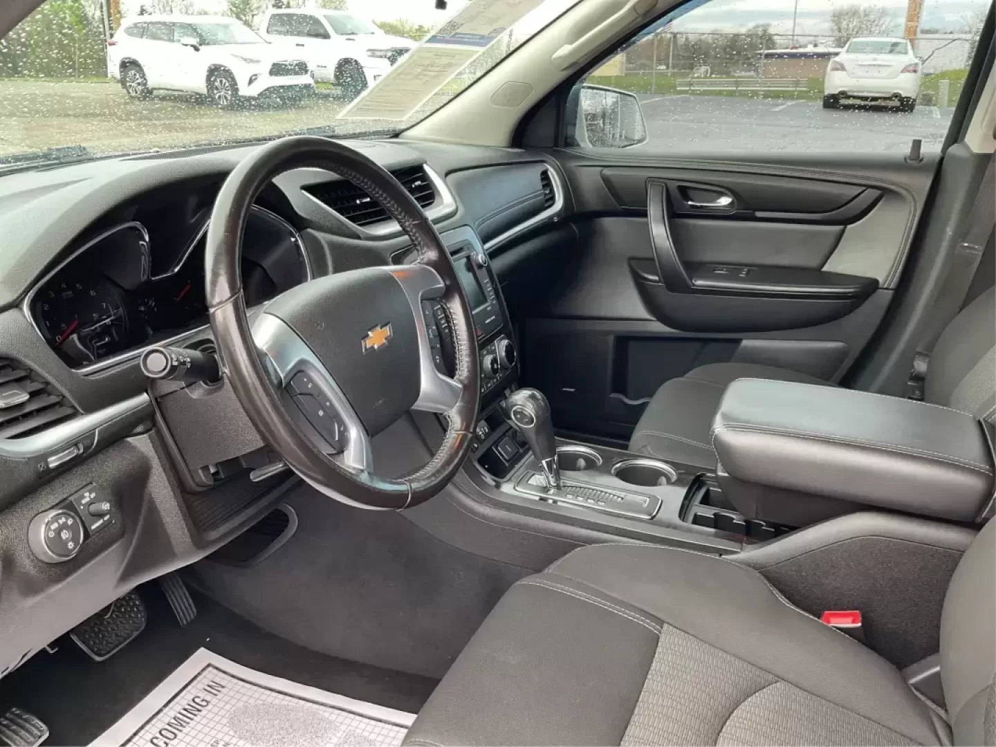 2016 Chevrolet Traverse 1LT (1GNKVGKD8GJ) with an 3.6L V-6 gasoline direct injection engine, located at 1230 East Main St, Xenia, OH, 45385, (937) 908-9800, 39.688026, -83.910172 - Photo#9