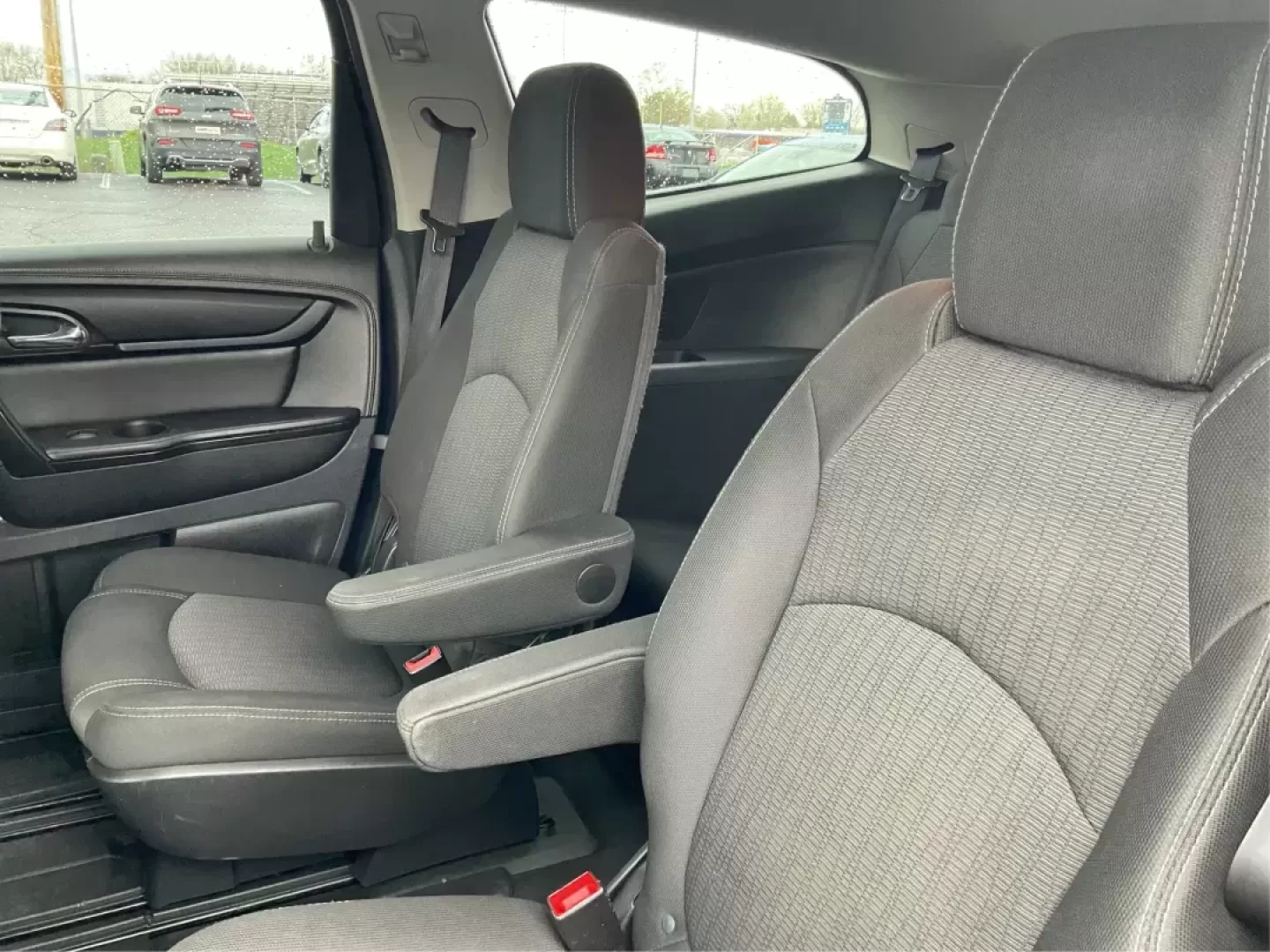 2016 Chevrolet Traverse 1LT (1GNKVGKD8GJ) with an 3.6L V-6 gasoline direct injection engine, located at 1230 East Main St, Xenia, OH, 45385, (937) 908-9800, 39.688026, -83.910172 - Photo#10