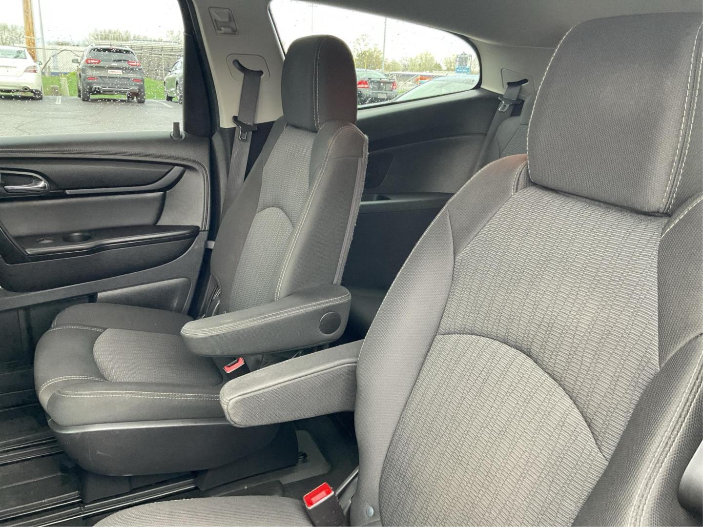 2016 Chevrolet Traverse 1LT (1GNKVGKD8GJ) with an 3.6L V-6 gasoline direct injection engine, located at 1230 East Main St, Xenia, OH, 45385, (937) 908-9800, 39.688026, -83.910172 - Photo#9