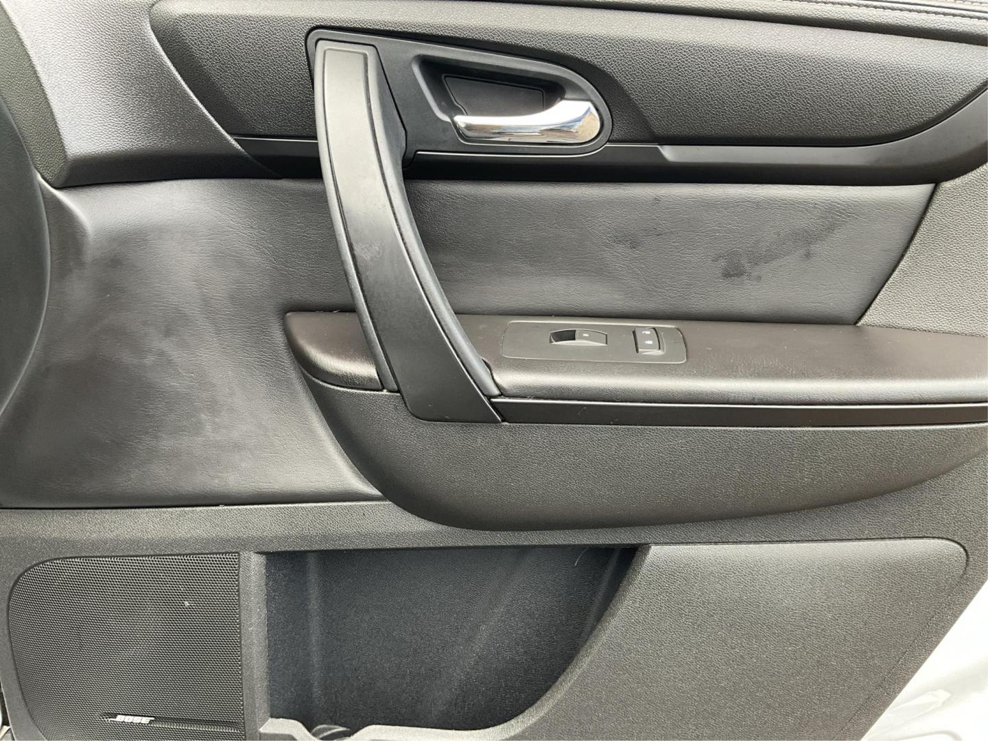 2016 Chevrolet Traverse 1LT (1GNKVGKD8GJ) with an 3.6L V-6 gasoline direct injection engine, located at 1230 East Main St, Xenia, OH, 45385, (937) 908-9800, 39.688026, -83.910172 - Photo#19