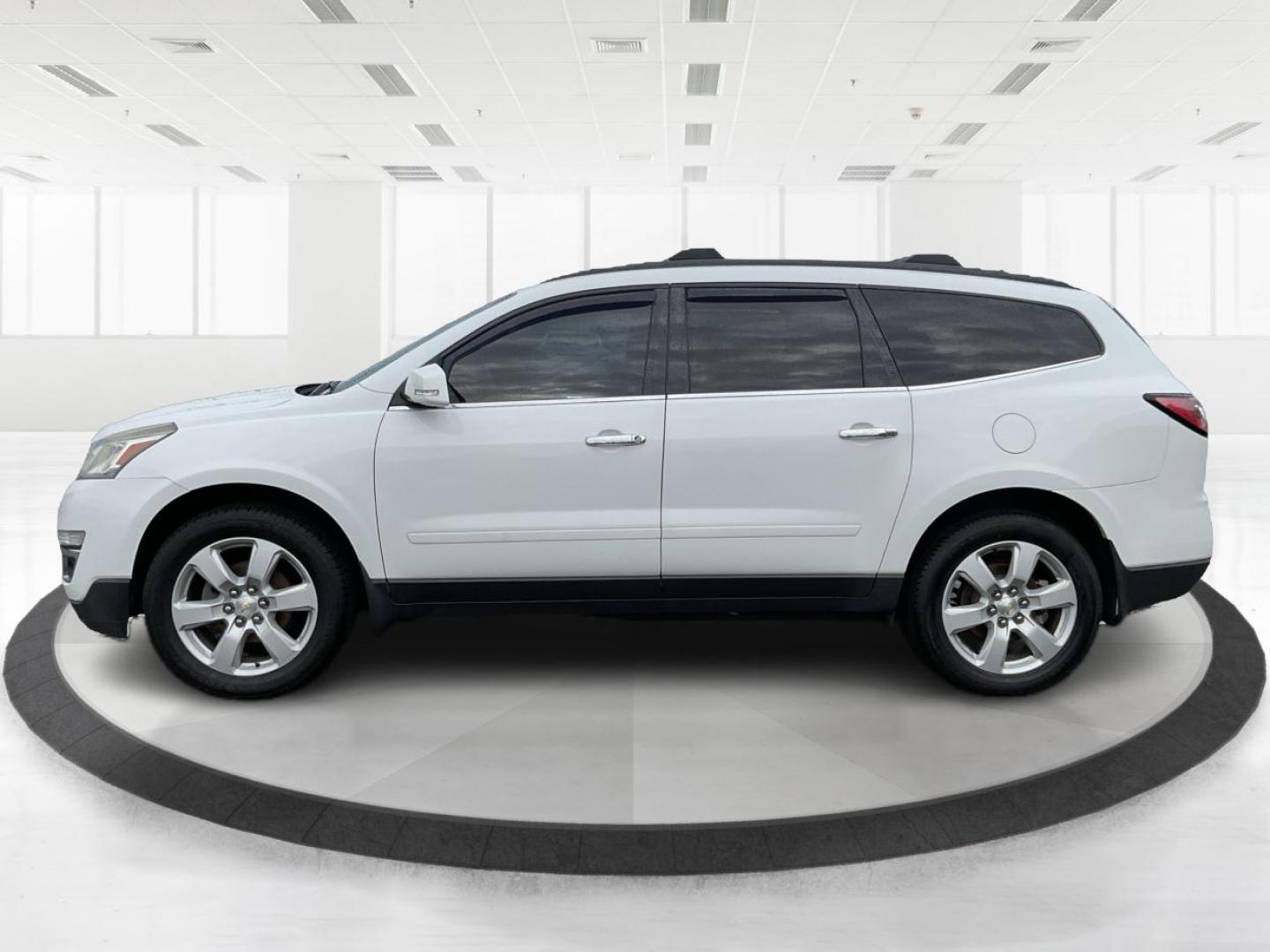 2016 Chevrolet Traverse 1LT (1GNKVGKD8GJ) with an 3.6L V-6 gasoline direct injection engine, located at 1230 East Main St, Xenia, OH, 45385, (937) 908-9800, 39.688026, -83.910172 - Photo#5