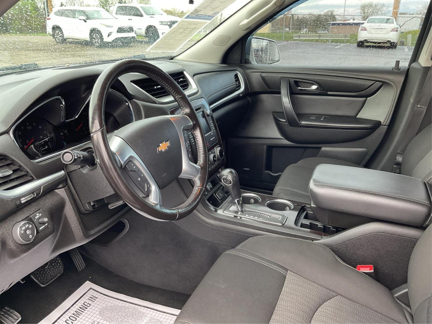 2016 Chevrolet Traverse 1LT (1GNKVGKD8GJ) with an 3.6L V-6 gasoline direct injection engine, located at 1230 East Main St, Xenia, OH, 45385, (937) 908-9800, 39.688026, -83.910172 - Photo#8