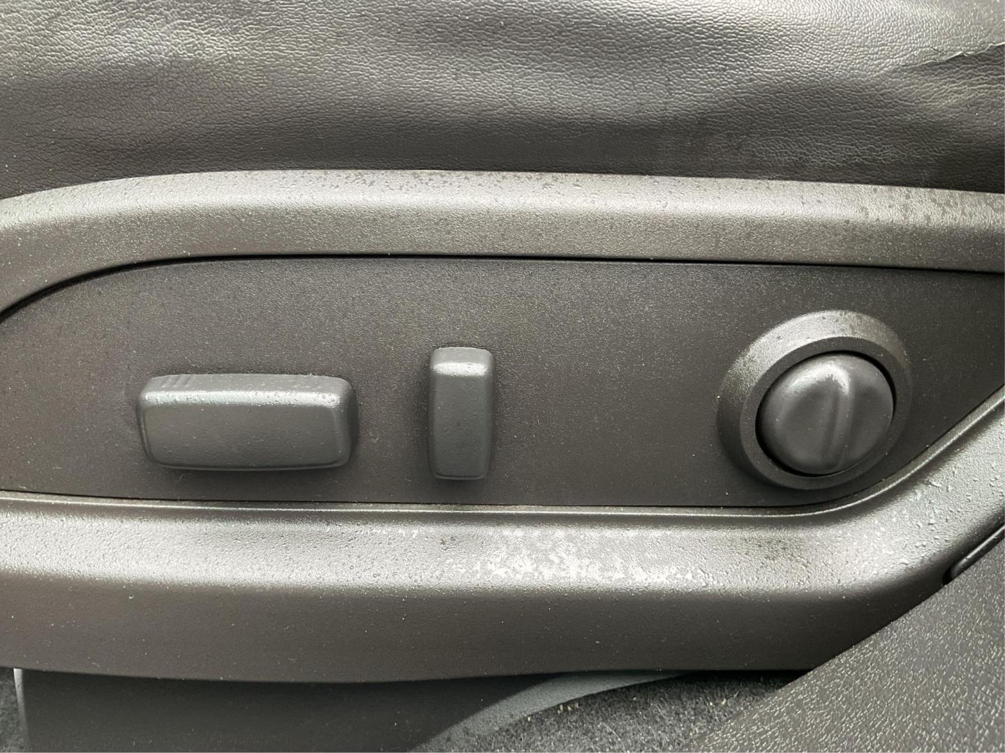 2016 Chevrolet Traverse 2LT (1GNKVHKD1GJ) with an 3.6L V-6 gasoline direct injection engine, located at 4508 South Dixie Dr, Moraine, OH, 45439, (937) 908-9800, 39.689976, -84.218452 - Photo#17