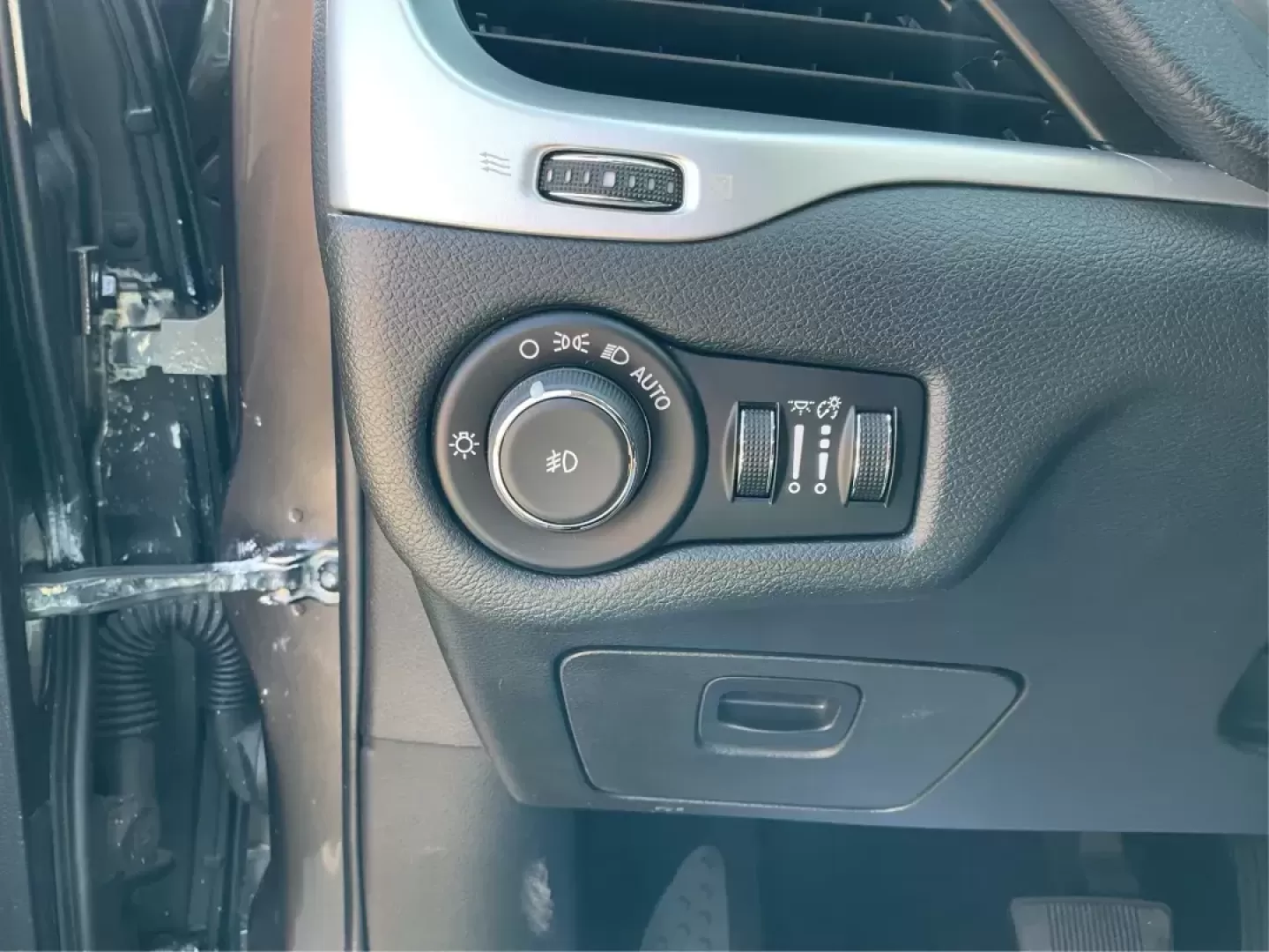 2014 Jeep Cherokee Limited 4WD (1C4PJMDBXEW) with an 2.4L L4 DOHC 16V engine, 9-Speed Automatic transmission, located at 880 E. National Road, Vandalia, OH, 45377, (937) 908-9800, 39.891918, -84.183594 - Photo#16