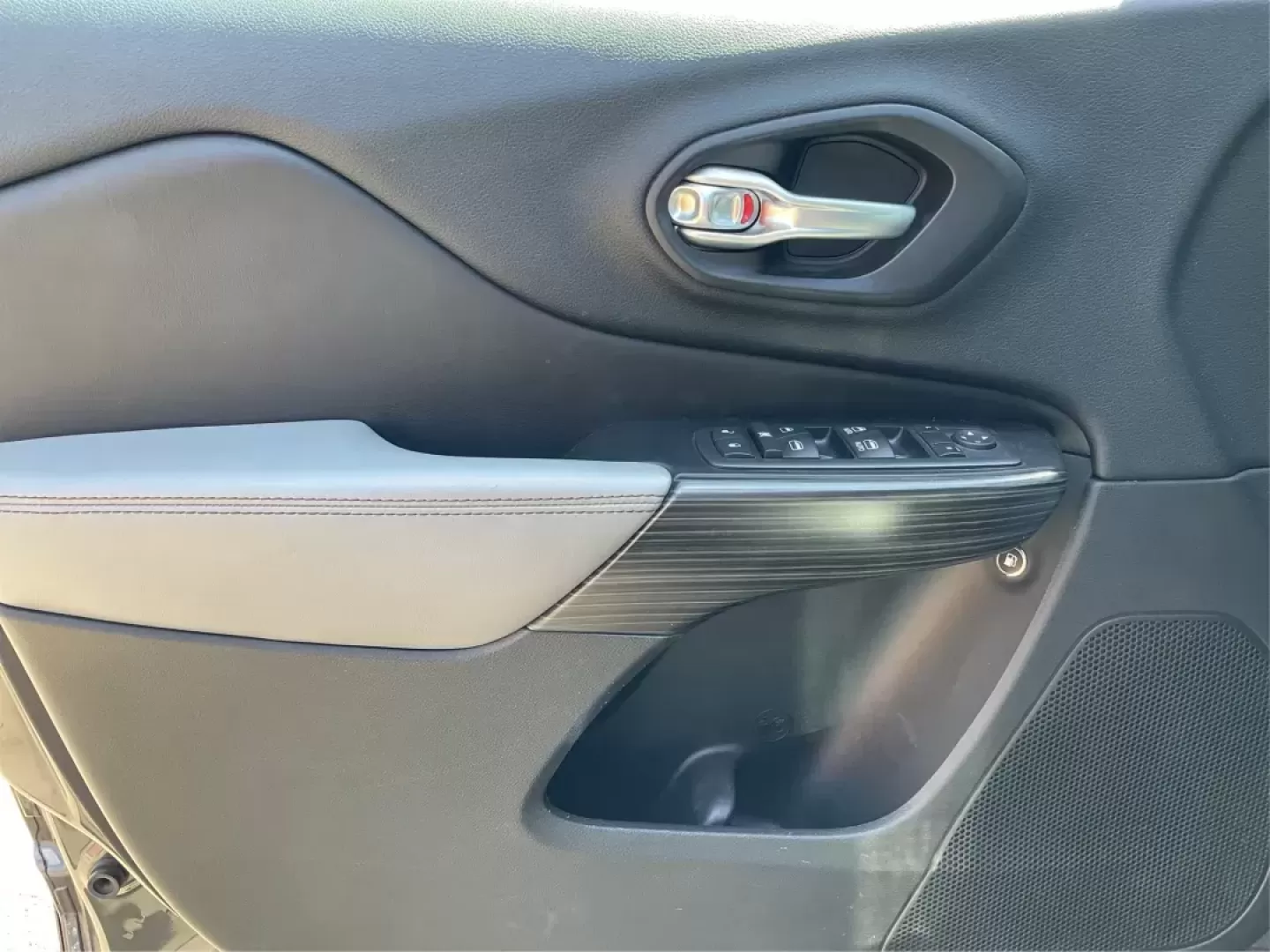 2014 Jeep Cherokee Limited 4WD (1C4PJMDBXEW) with an 2.4L L4 DOHC 16V engine, 9-Speed Automatic transmission, located at 880 E. National Road, Vandalia, OH, 45377, (937) 908-9800, 39.891918, -84.183594 - Photo#18