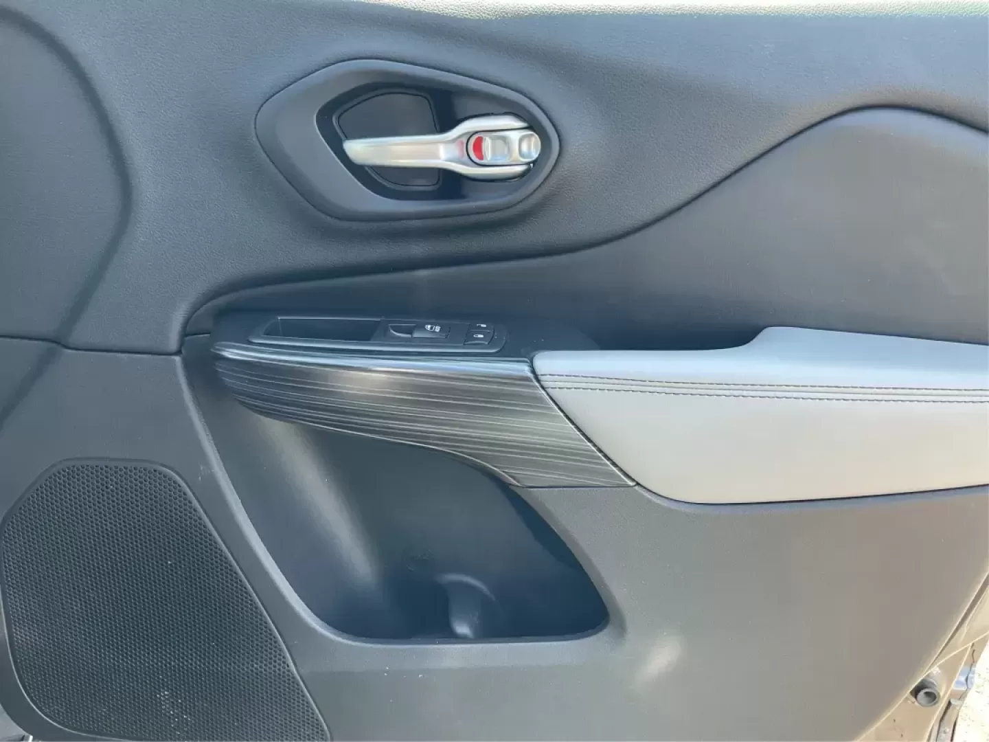 2014 Jeep Cherokee Limited 4WD (1C4PJMDBXEW) with an 2.4L L4 DOHC 16V engine, 9-Speed Automatic transmission, located at 880 E. National Road, Vandalia, OH, 45377, (937) 908-9800, 39.891918, -84.183594 - Photo#19