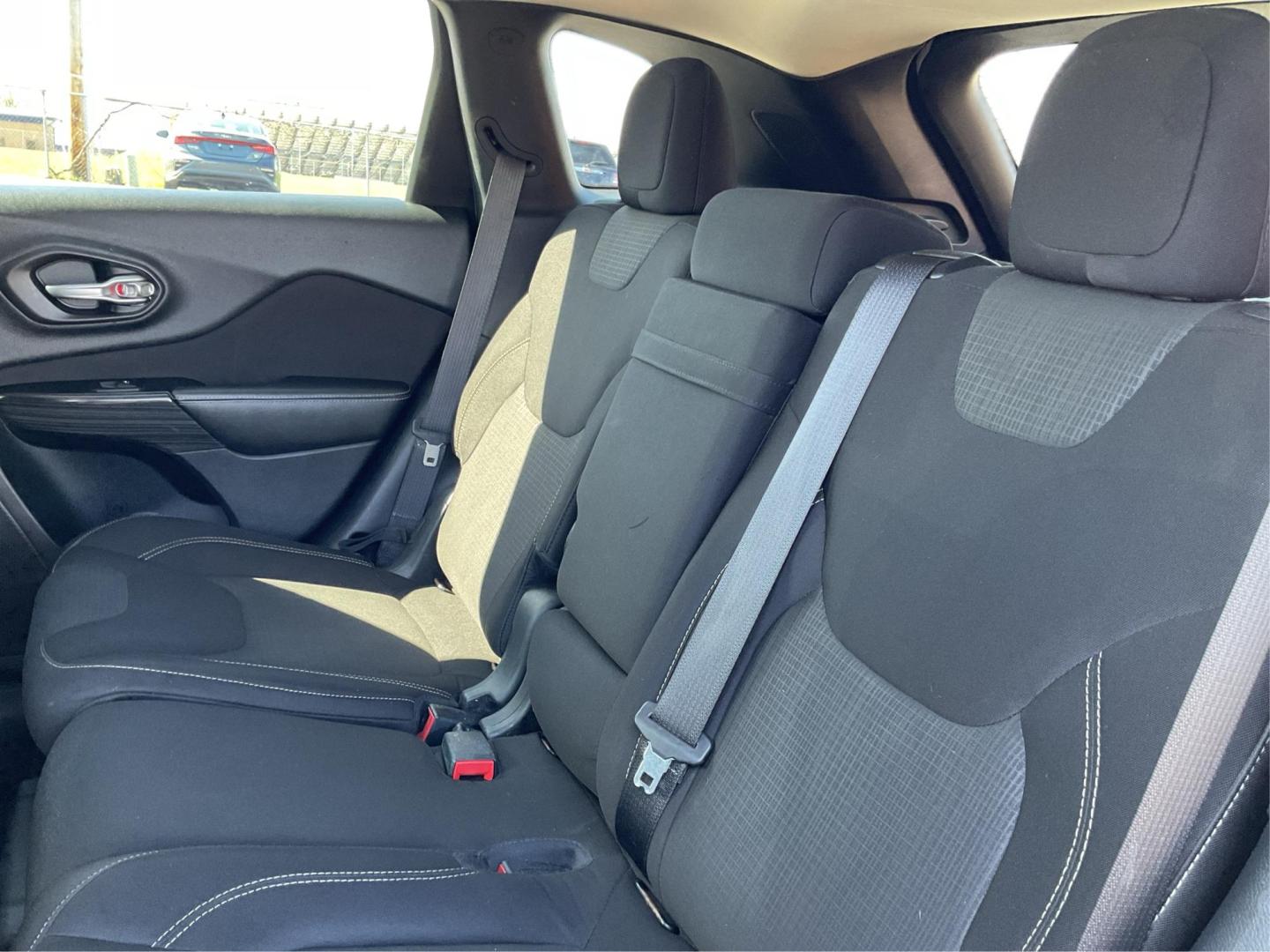 2015 Jeep Cherokee Latitude FWD (1C4PJLCB5FW) with an 2.4L L4 DOHC 16V engine, 9-Speed Automatic transmission, located at 401 Woodman Dr, Riverside, OH, 45431, (937) 908-9800, 39.760899, -84.123421 - Photo#9