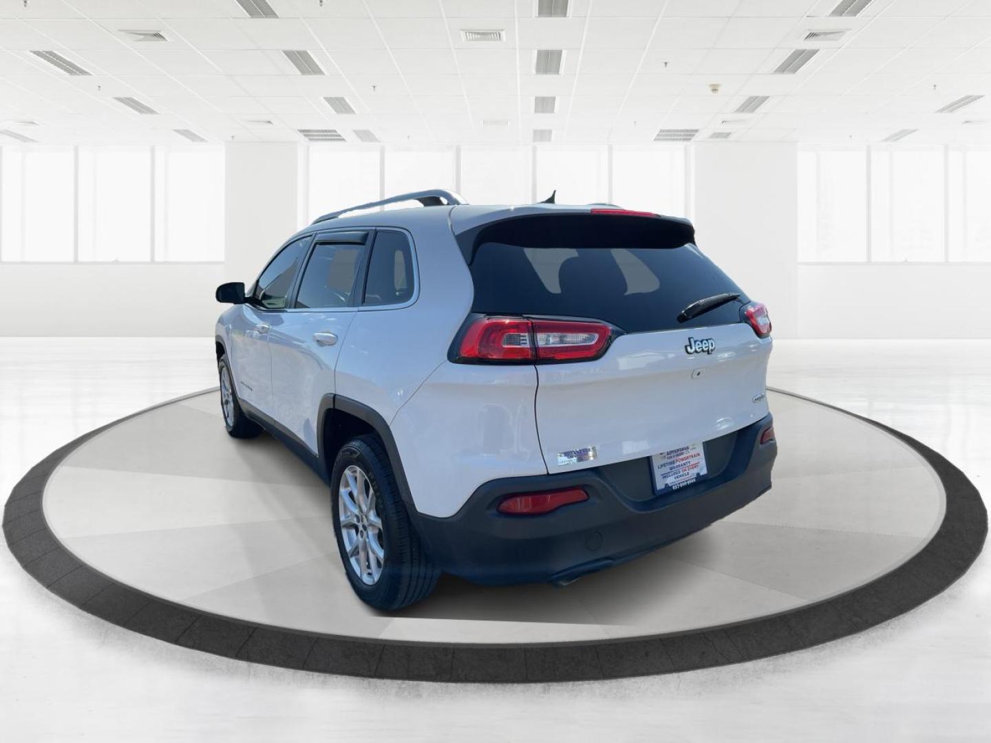 2015 Jeep Cherokee Latitude FWD (1C4PJLCB5FW) with an 2.4L L4 DOHC 16V engine, 9-Speed Automatic transmission, located at 401 Woodman Dr, Riverside, OH, 45431, (937) 908-9800, 39.760899, -84.123421 - Photo#4