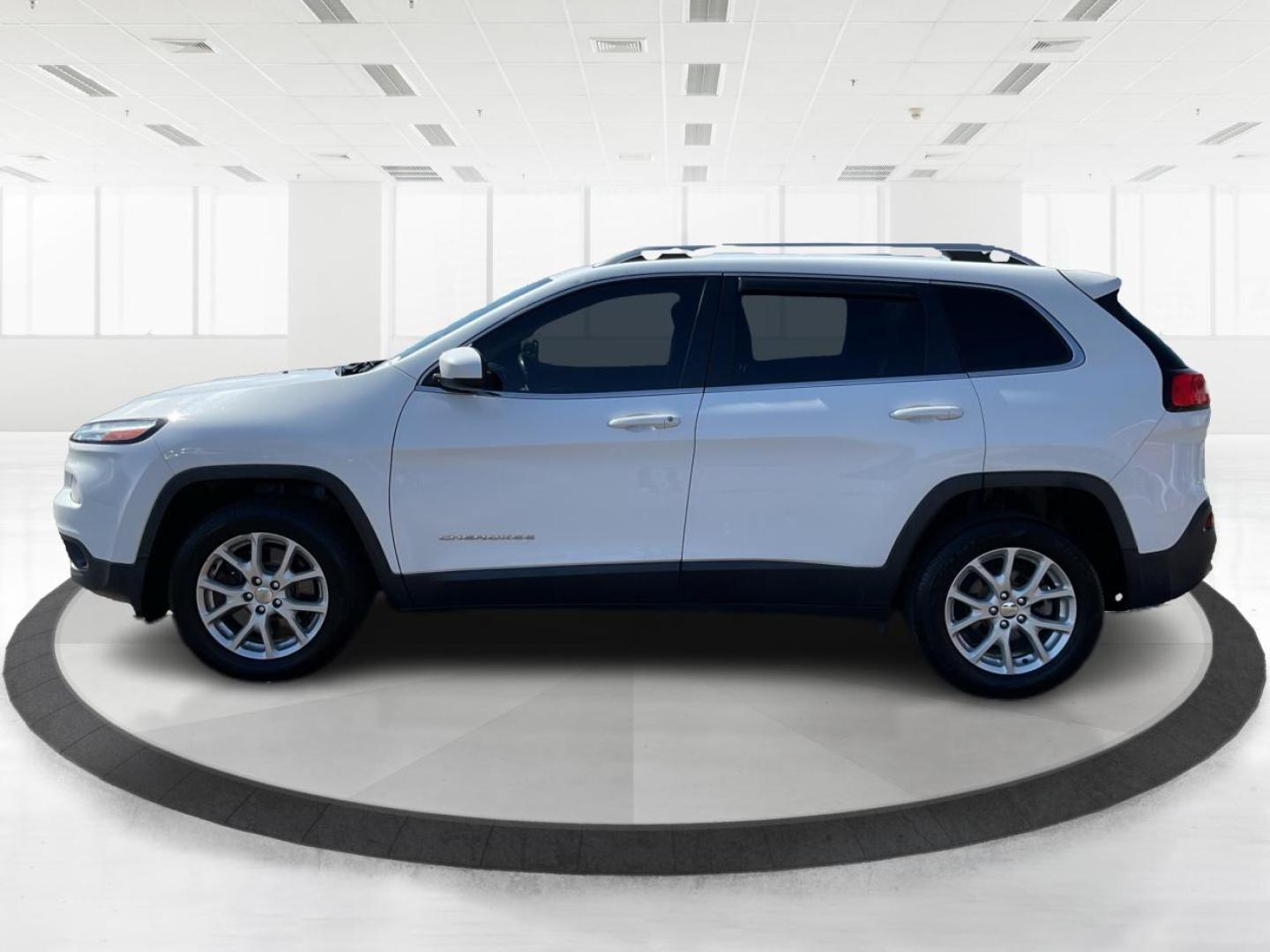 2015 Jeep Cherokee Latitude FWD (1C4PJLCB5FW) with an 2.4L L4 DOHC 16V engine, 9-Speed Automatic transmission, located at 401 Woodman Dr, Riverside, OH, 45431, (937) 908-9800, 39.760899, -84.123421 - Photo#5
