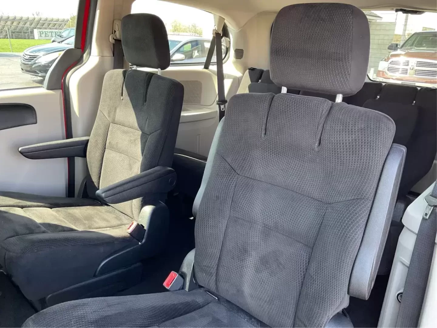 2015 Dodge Grand Caravan SE (2C4RDGBG9FR) with an 3.6L V-6 DOHC engine, located at 1230 East Main St, Xenia, OH, 45385, (937) 908-9800, 39.688026, -83.910172 - 2015 Dodge Grand Caravan SE - Photo#9