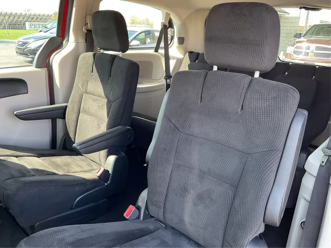 2015 Dodge Grand Caravan SE (2C4RDGBG9FR) with an 3.6L V-6 DOHC engine, located at 1230 East Main St, Xenia, OH, 45385, (937) 908-9800, 39.688026, -83.910172 - 2015 Dodge Grand Caravan SE - Photo#9