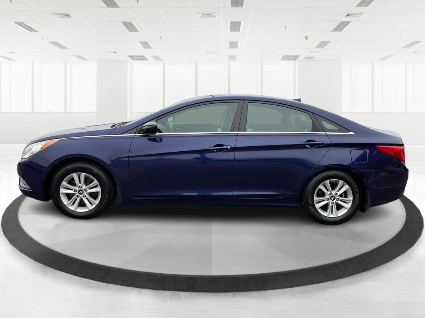 2013 Hyundai Sonata GLS (5NPEB4AC6DH) with an 2.4L L4 DOHC 16V engine, 6-Speed Automatic transmission, located at 1951 S Dayton Lakeview Rd., New Carlisle, OH, 45344, (937) 908-9800, 39.890999, -84.050255 - Photo#5