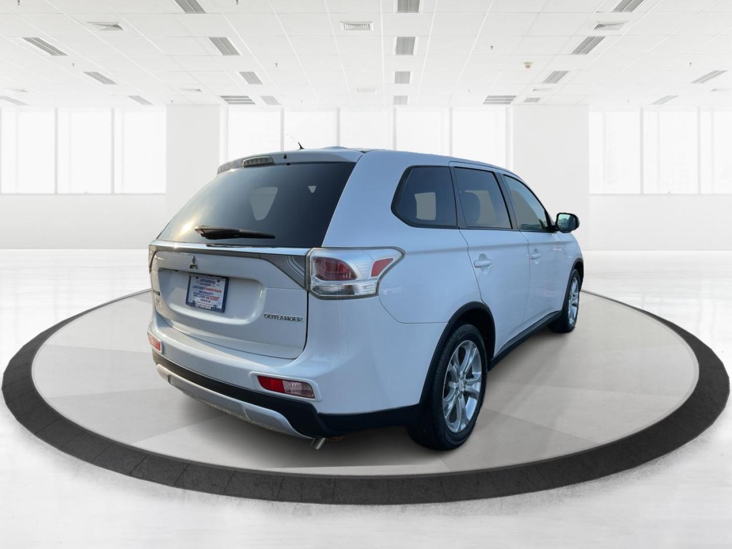 2015 Mitsubishi Outlander SE (JA4AD3A32FZ) with an 2.4L I-4 variable valve control engine, located at 1951 S Dayton Lakeview Rd., New Carlisle, OH, 45344, (937) 908-9800, 39.890999, -84.050255 - Photo#2
