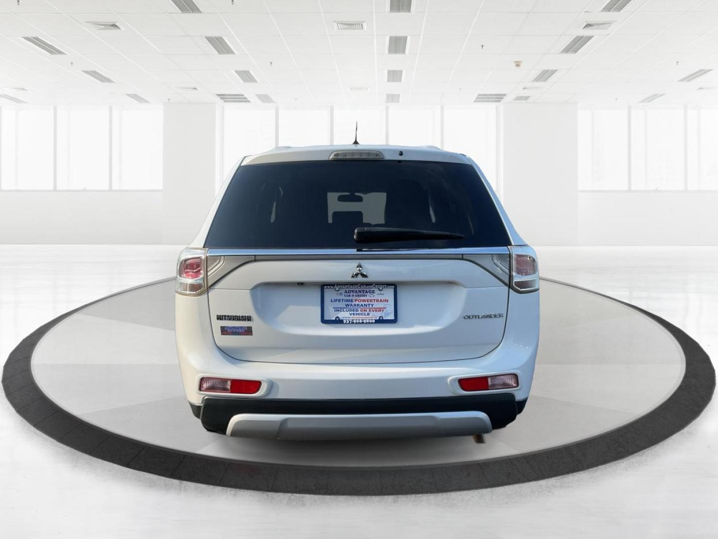 2015 Mitsubishi Outlander SE (JA4AD3A32FZ) with an 2.4L I-4 variable valve control engine, located at 1951 S Dayton Lakeview Rd., New Carlisle, OH, 45344, (937) 908-9800, 39.890999, -84.050255 - Photo#3