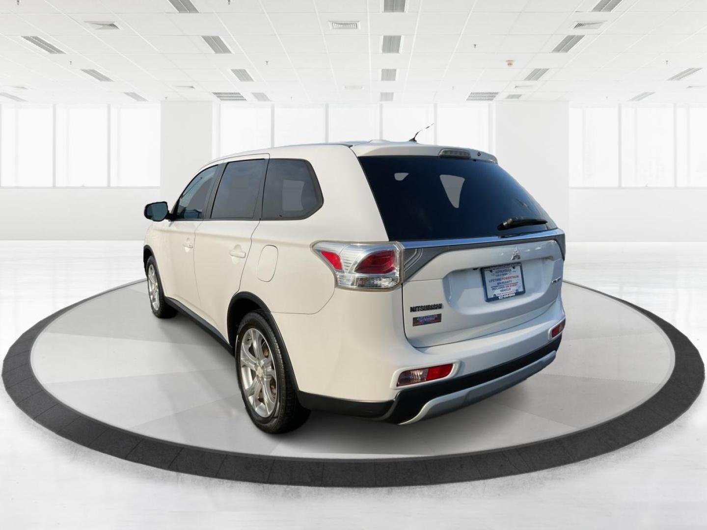 2015 Mitsubishi Outlander SE (JA4AD3A32FZ) with an 2.4L I-4 variable valve control engine, located at 1951 S Dayton Lakeview Rd., New Carlisle, OH, 45344, (937) 908-9800, 39.890999, -84.050255 - Photo#4