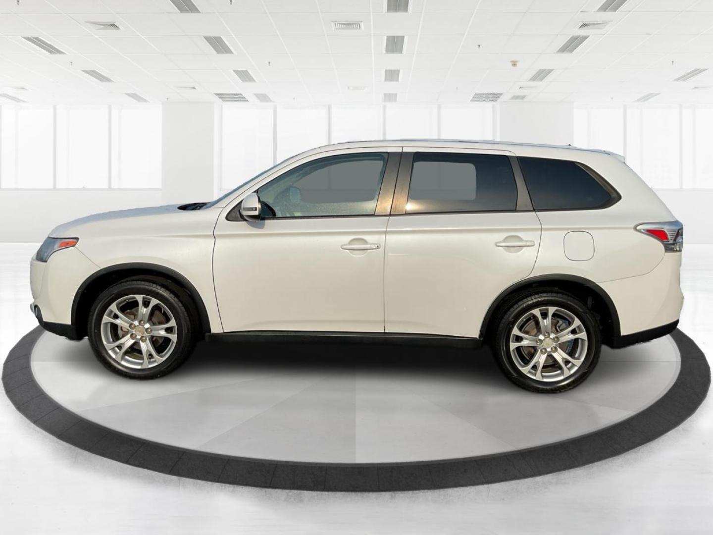 2015 Mitsubishi Outlander SE (JA4AD3A32FZ) with an 2.4L I-4 variable valve control engine, located at 1951 S Dayton Lakeview Rd., New Carlisle, OH, 45344, (937) 908-9800, 39.890999, -84.050255 - Photo#5