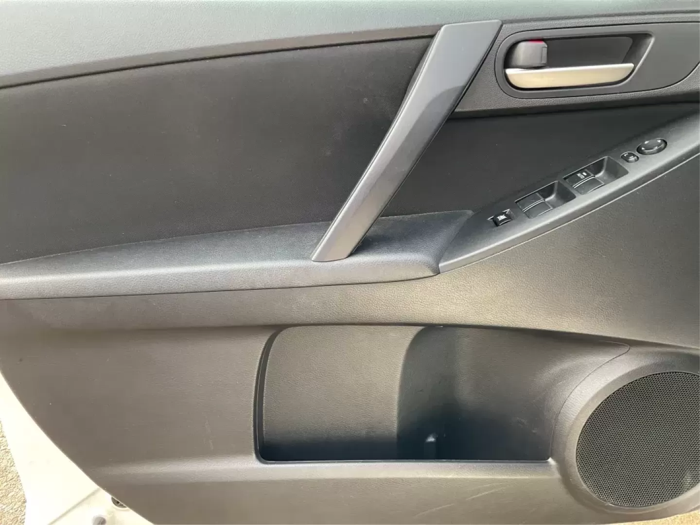 2013 Mazda Mazda3 i SV (JM1BL1TF0D1) with an 2L I-4 DOHC engine, located at 1184 Kauffman Ave, Fairborn, OH, 45324, (937) 908-9800, 39.807072, -84.030914 - 2013 Mazda Mazda3 i SV - Photo#17