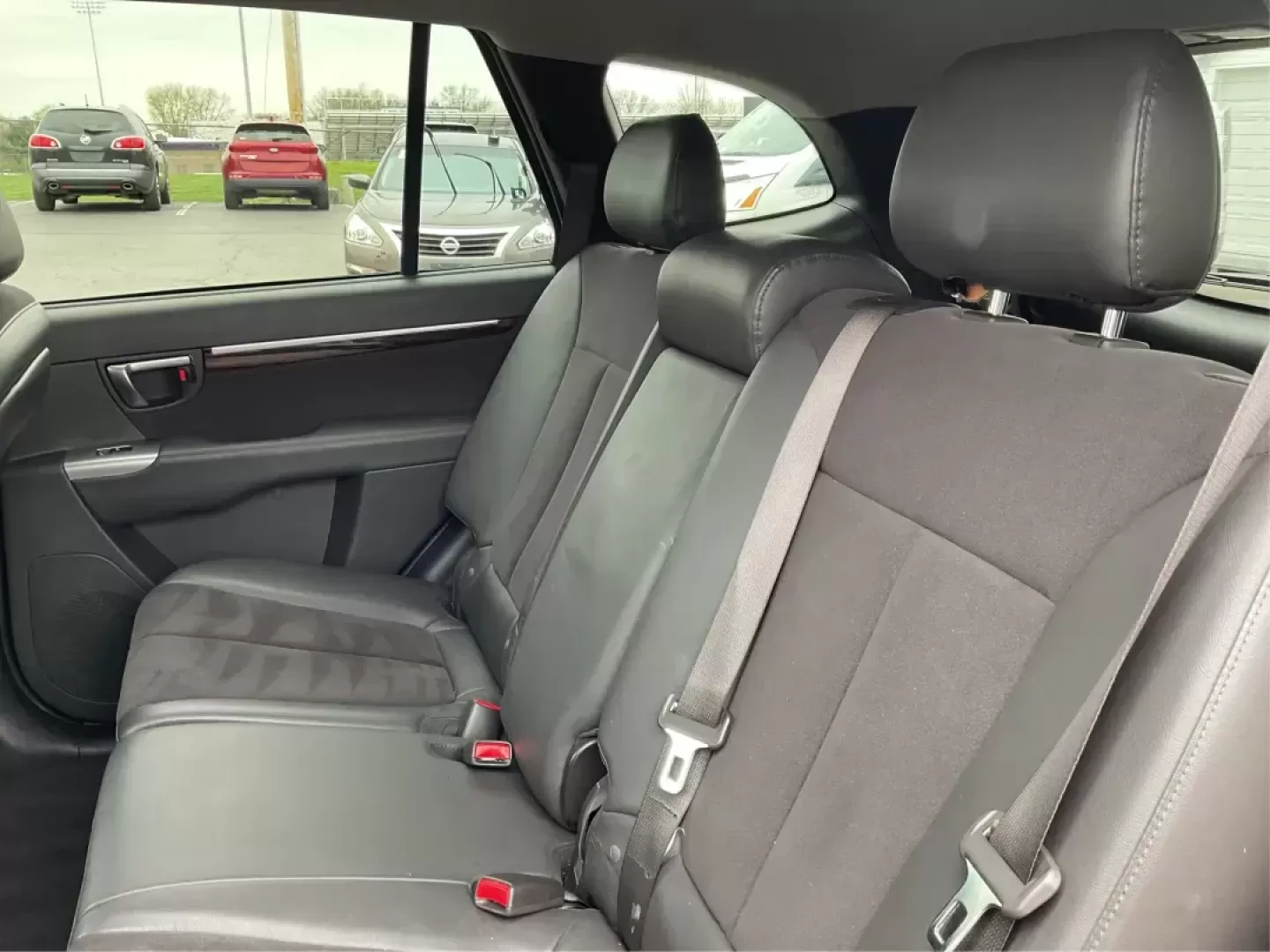 2011 Hyundai Santa Fe SE (5XYZHDAG5BG) with an 3.5L V-6 DOHC engine, located at 1184 Kauffman Ave, Fairborn, OH, 45324, (937) 908-9800, 39.807072, -84.030914 - Photo#9