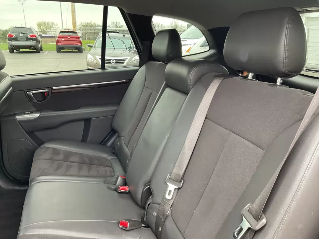 2011 Hyundai Santa Fe SE (5XYZHDAG5BG) with an 3.5L V-6 DOHC engine, located at 1184 Kauffman Ave, Fairborn, OH, 45324, (937) 908-9800, 39.807072, -84.030914 - 2011 Hyundai Santa Fe SE - Photo#9