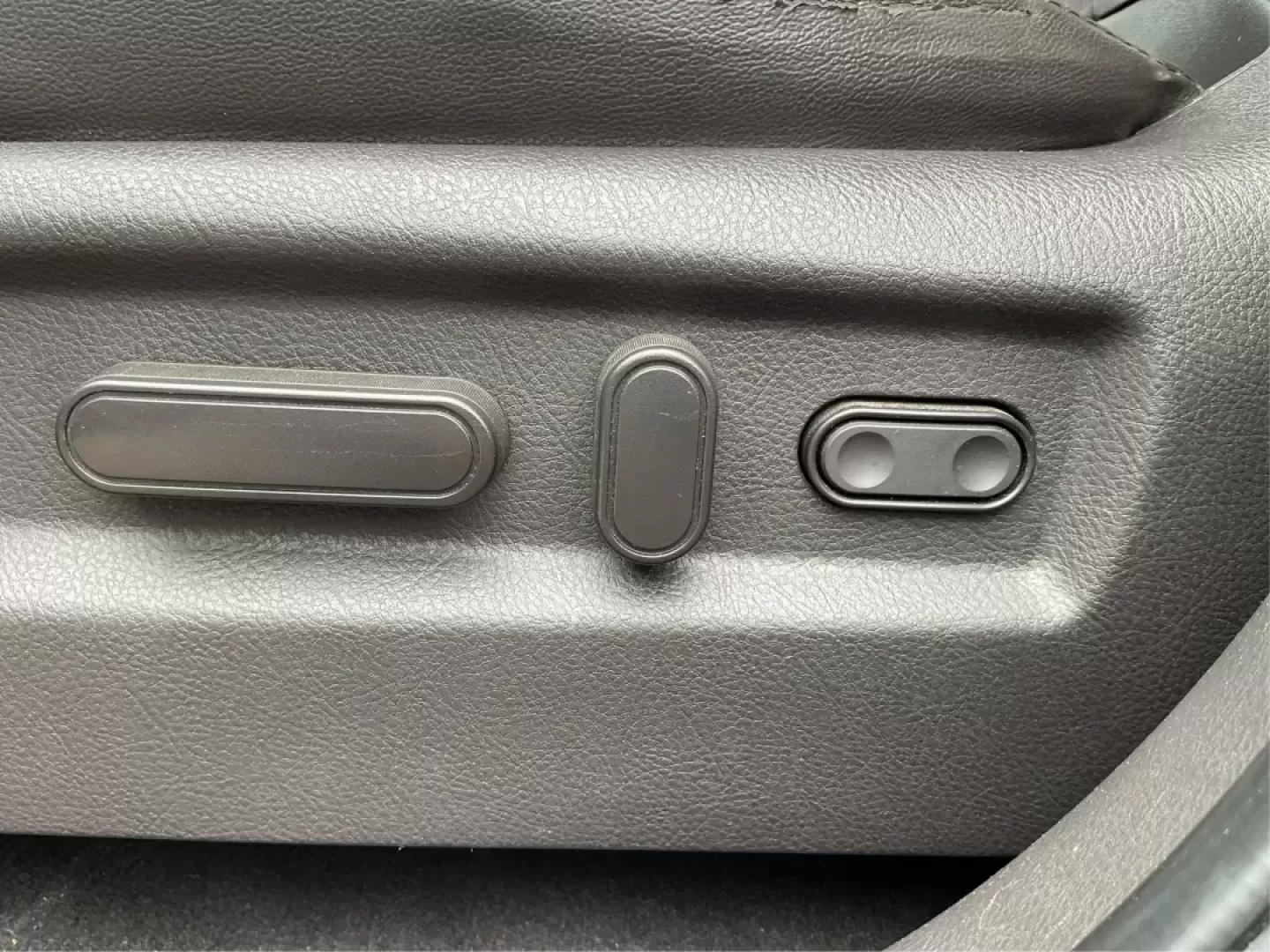 2011 Hyundai Santa Fe SE (5XYZHDAG5BG) with an 3.5L V-6 DOHC engine, located at 1184 Kauffman Ave, Fairborn, OH, 45324, (937) 908-9800, 39.807072, -84.030914 - Photo#16