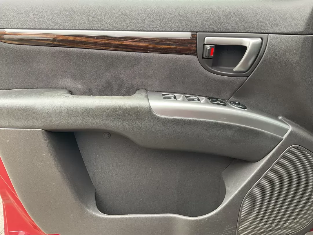 2011 Hyundai Santa Fe SE (5XYZHDAG5BG) with an 3.5L V-6 DOHC engine, located at 1184 Kauffman Ave, Fairborn, OH, 45324, (937) 908-9800, 39.807072, -84.030914 - 2011 Hyundai Santa Fe SE - Photo#17