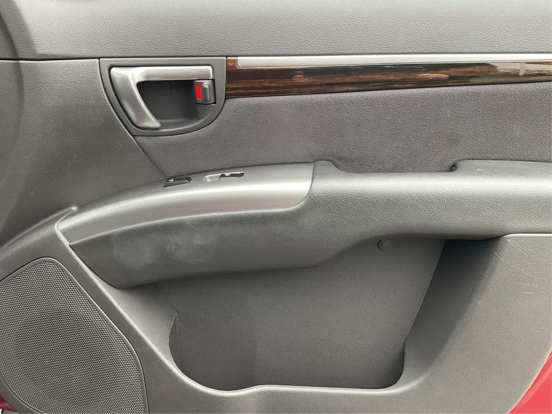 2011 Hyundai Santa Fe SE (5XYZHDAG5BG) with an 3.5L V-6 DOHC engine, located at 1184 Kauffman Ave, Fairborn, OH, 45324, (937) 908-9800, 39.807072, -84.030914 - 2011 Hyundai Santa Fe SE - Photo#18