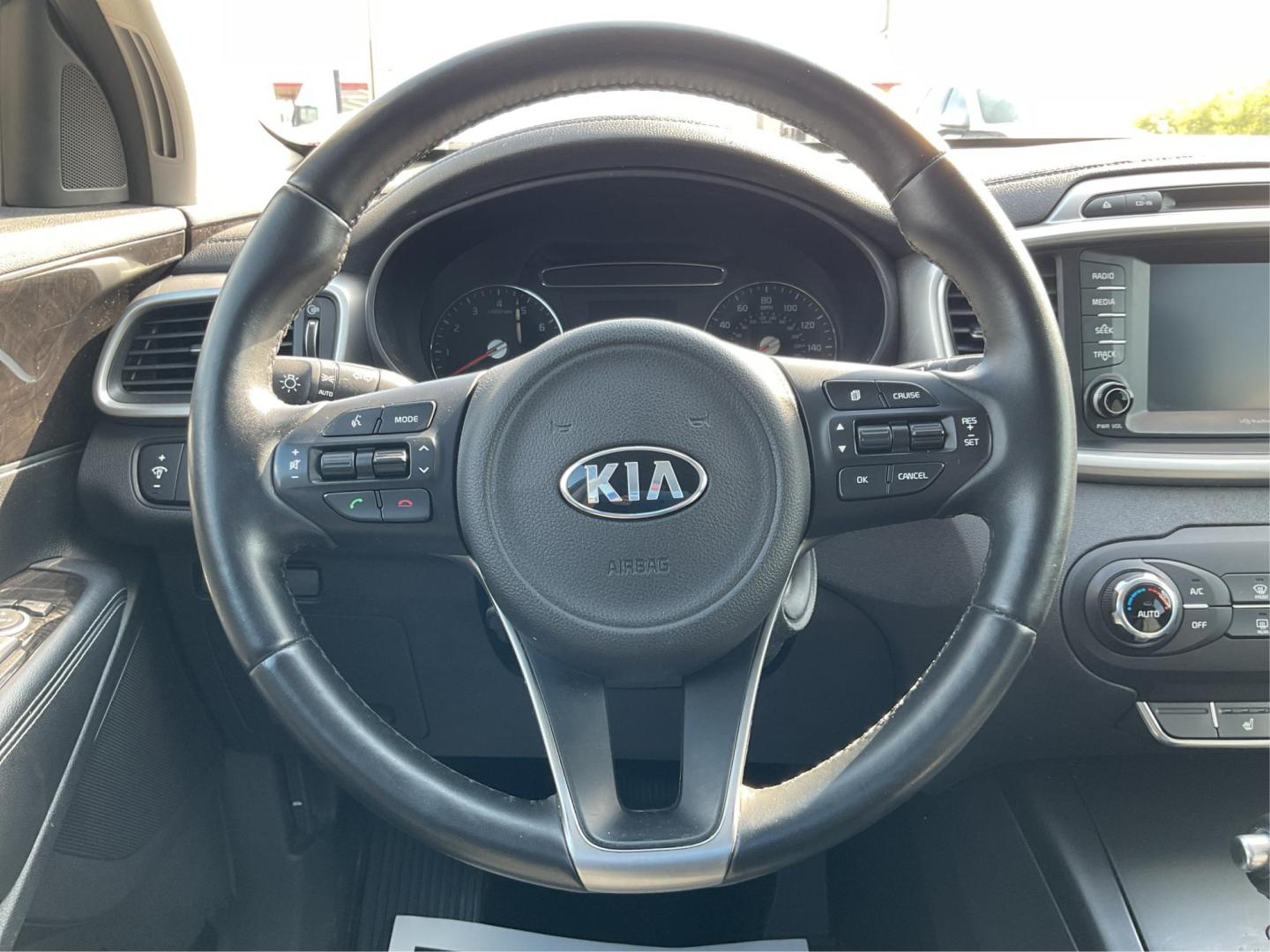 2018 Kia Sorento 2.4L LX (5XYPGDA35JG) with an 2.4L I-4 gasoline direct injection engine, located at 8750 N County Rd 25A, Piqua, OH, 45356, (937) 908-9800, 40.164391, -84.232513 - Photo#15