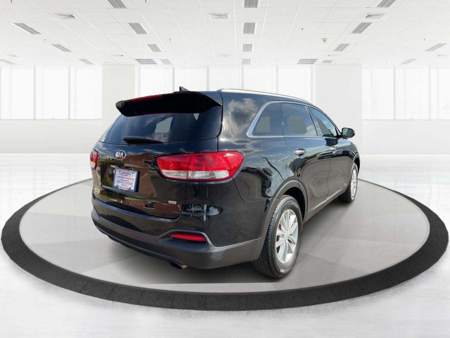2018 Kia Sorento 2.4L LX (5XYPGDA35JG) with an 2.4L I-4 gasoline direct injection engine, located at 8750 N County Rd 25A, Piqua, OH, 45356, (937) 908-9800, 40.164391, -84.232513 - Photo#2