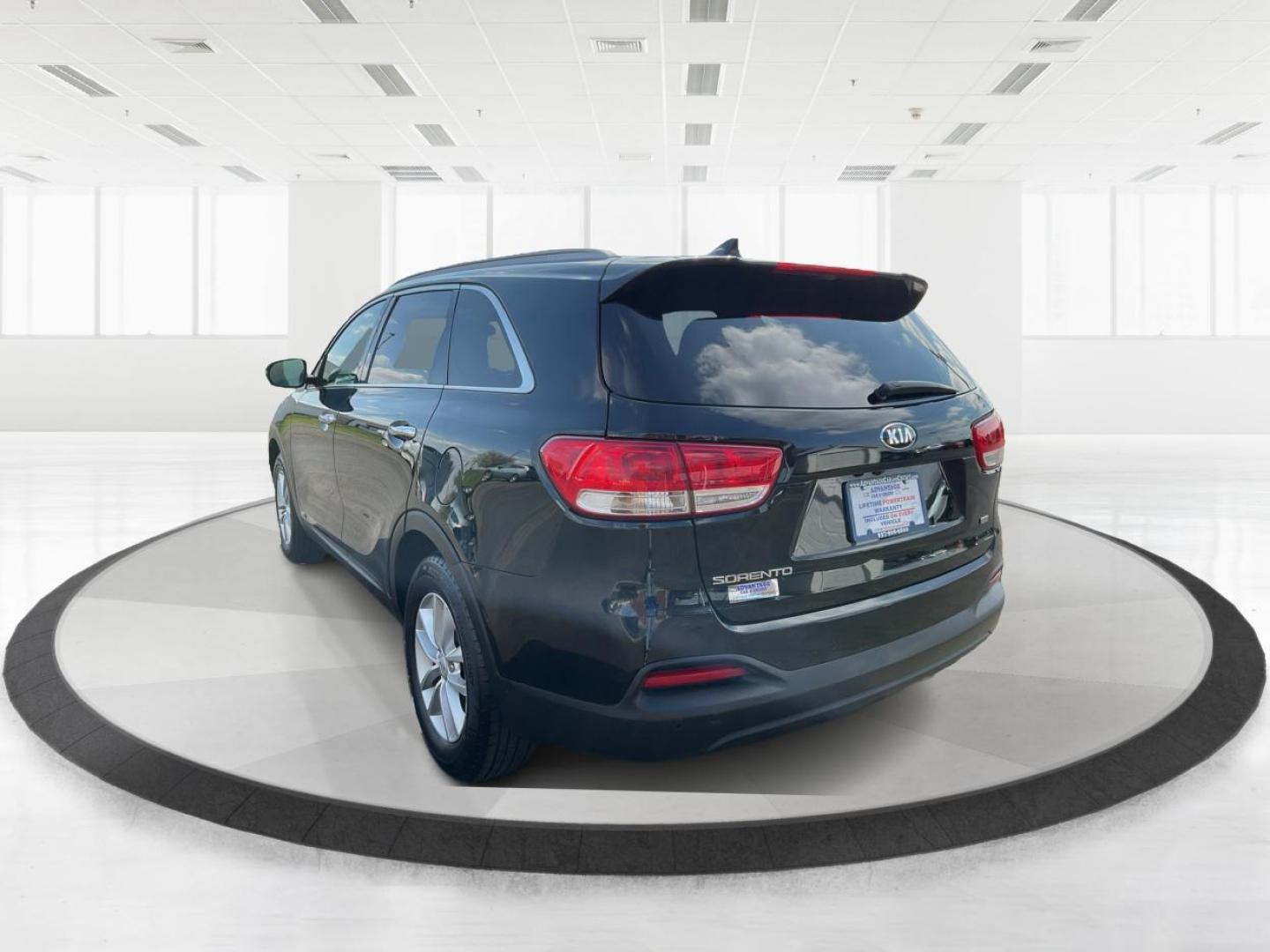 2018 Kia Sorento 2.4L LX (5XYPGDA35JG) with an 2.4L I-4 gasoline direct injection engine, located at 8750 N County Rd 25A, Piqua, OH, 45356, (937) 908-9800, 40.164391, -84.232513 - Photo#4