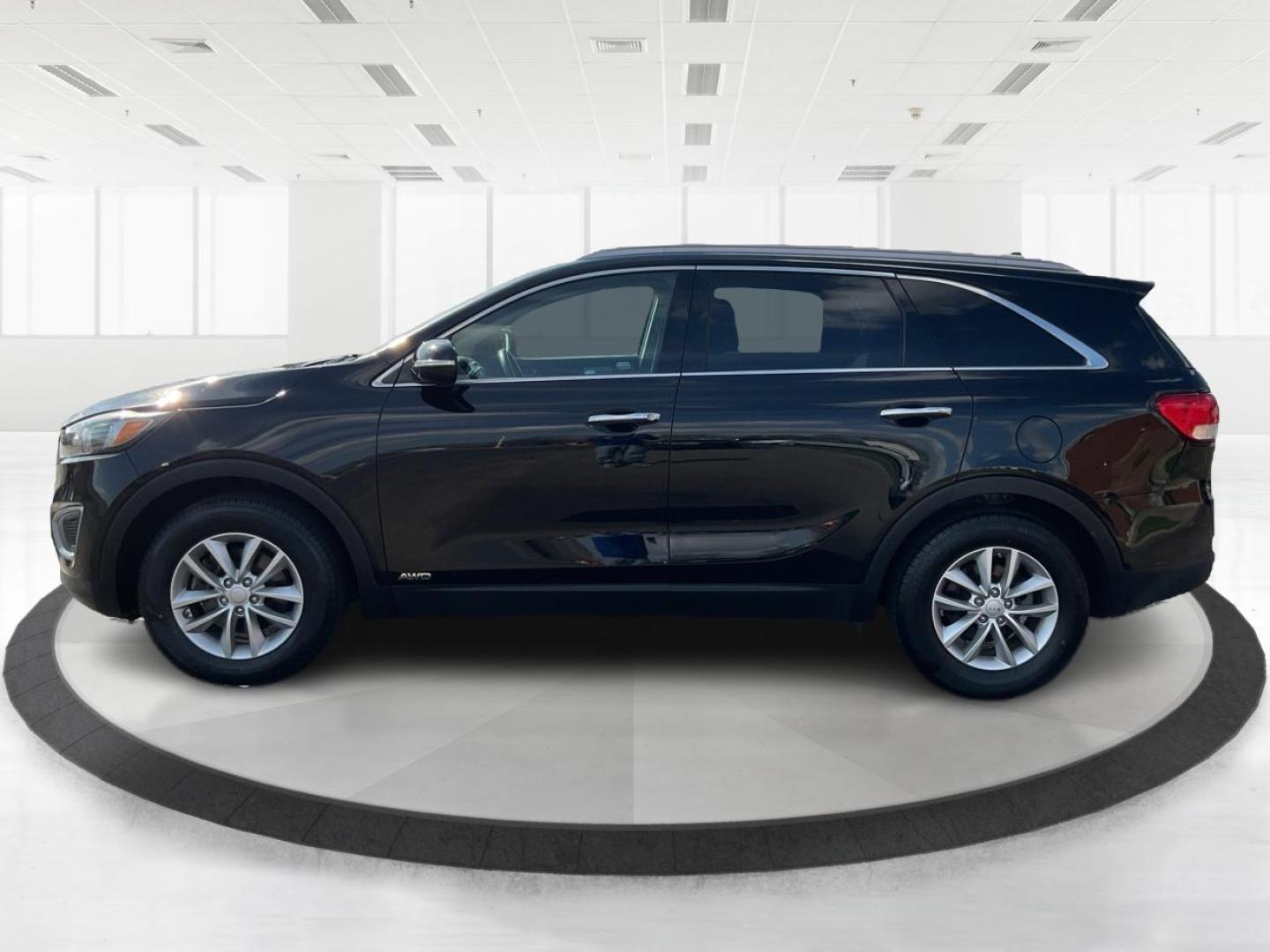 2018 Kia Sorento 2.4L LX (5XYPGDA35JG) with an 2.4L I-4 gasoline direct injection engine, located at 8750 N County Rd 25A, Piqua, OH, 45356, (937) 908-9800, 40.164391, -84.232513 - Photo#5