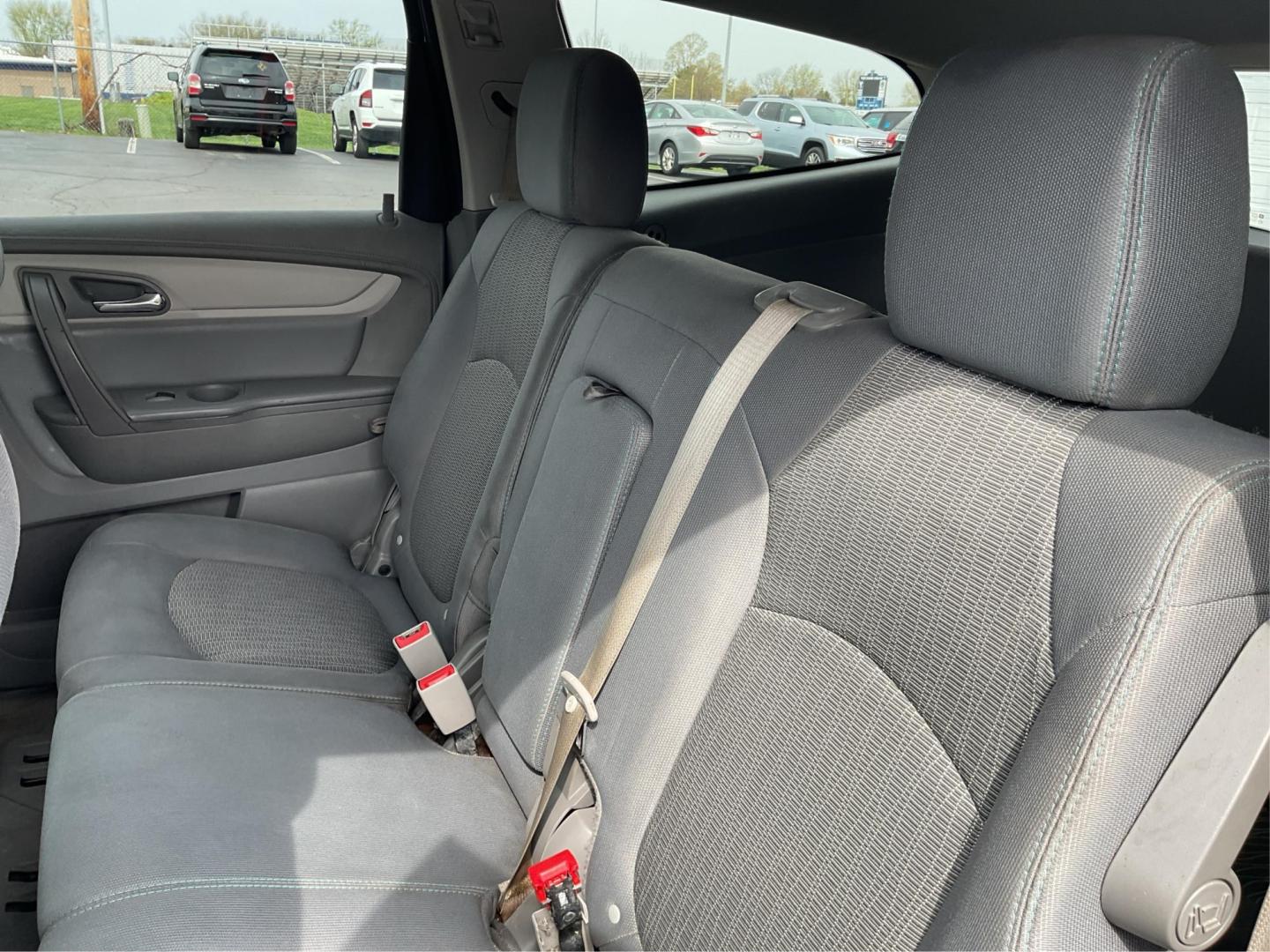 2017 Chevrolet Traverse LS (1GNKRFED9HJ) with an 3.6L V-6 gasoline direct injection engine, located at 1230 East Main St, Xenia, OH, 45385, (937) 908-9800, 39.688026, -83.910172 - Photo#9