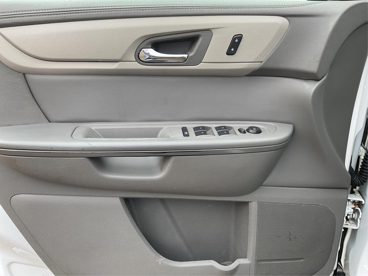 2017 Chevrolet Traverse LS (1GNKRFED9HJ) with an 3.6L V-6 gasoline direct injection engine, located at 1230 East Main St, Xenia, OH, 45385, (937) 908-9800, 39.688026, -83.910172 - Photo#17