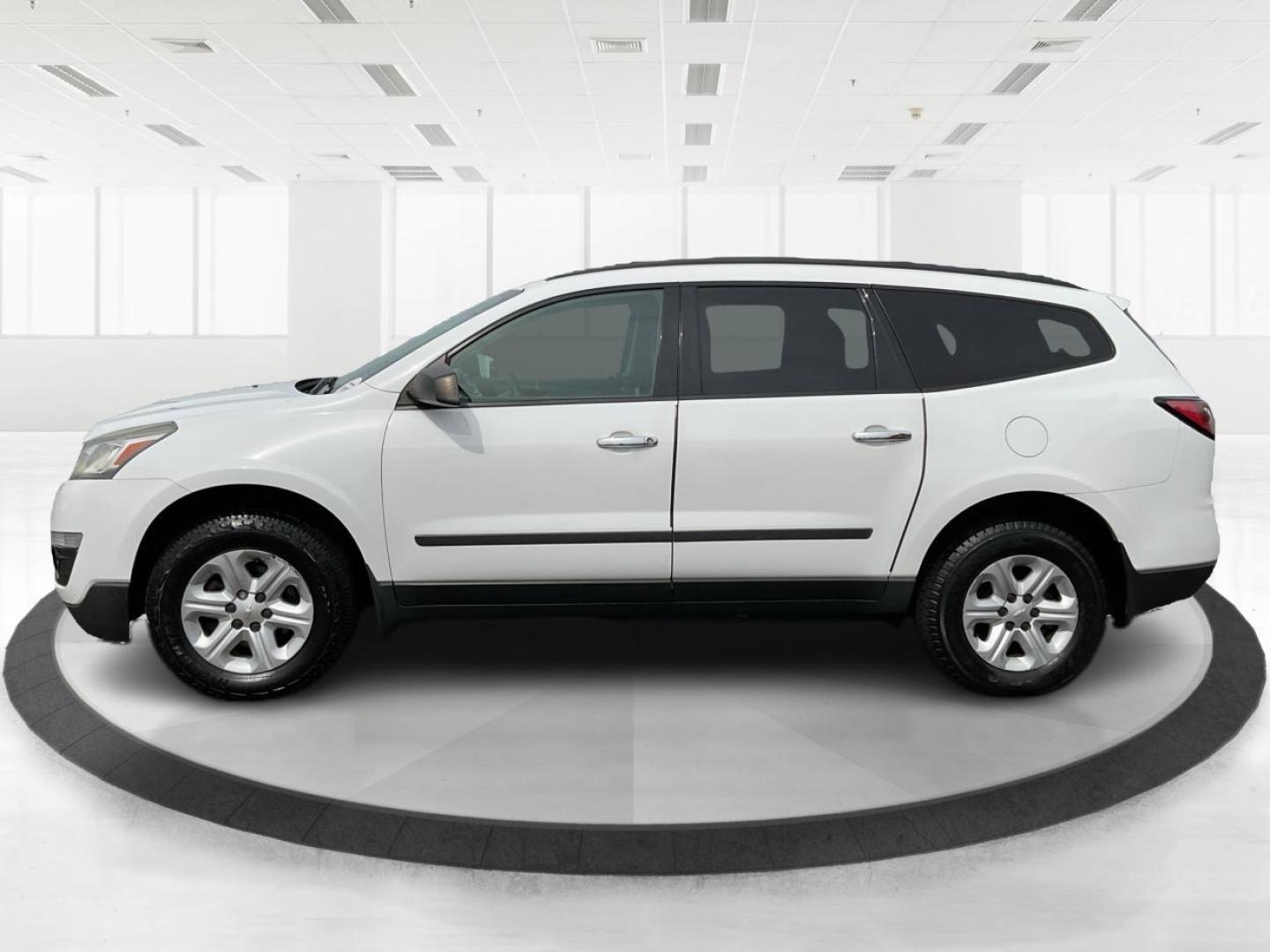 2017 Chevrolet Traverse LS (1GNKRFED9HJ) with an 3.6L V-6 gasoline direct injection engine, located at 1230 East Main St, Xenia, OH, 45385, (937) 908-9800, 39.688026, -83.910172 - Photo#5