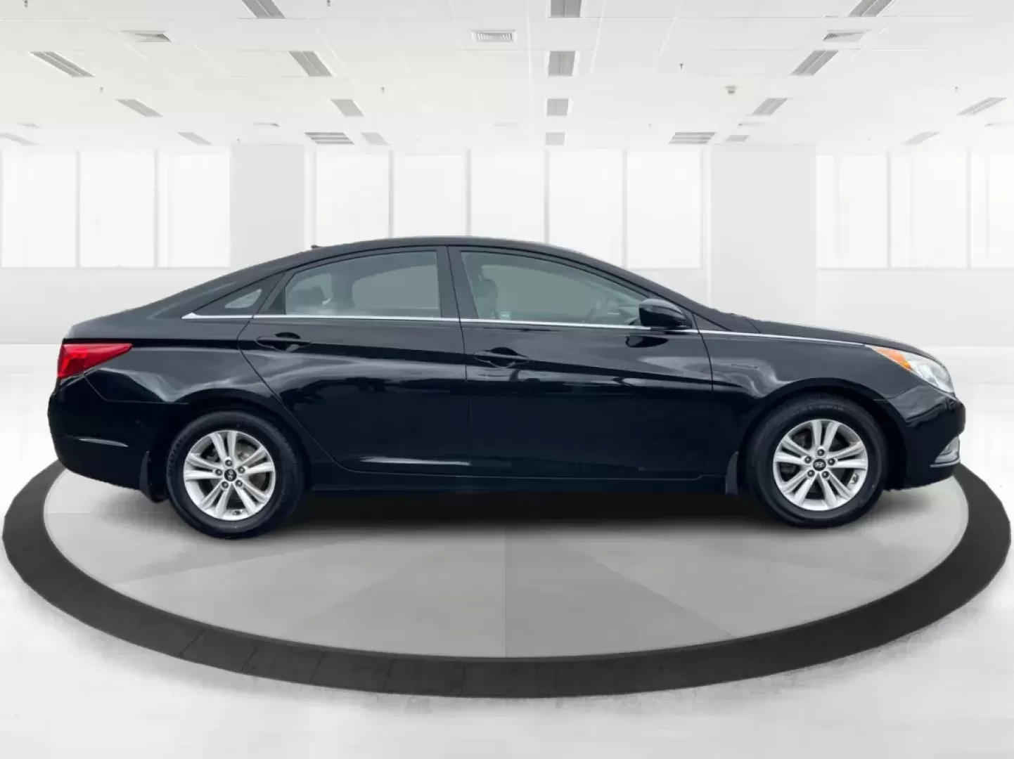2013 Hyundai Sonata GLS (5NPEB4AC5DH) with an 2.4L I-4 gasoline direct injection engine, located at 880 E. National Road, Vandalia, OH, 45377, (937) 908-9800, 39.891918, -84.183594 - Photo#1