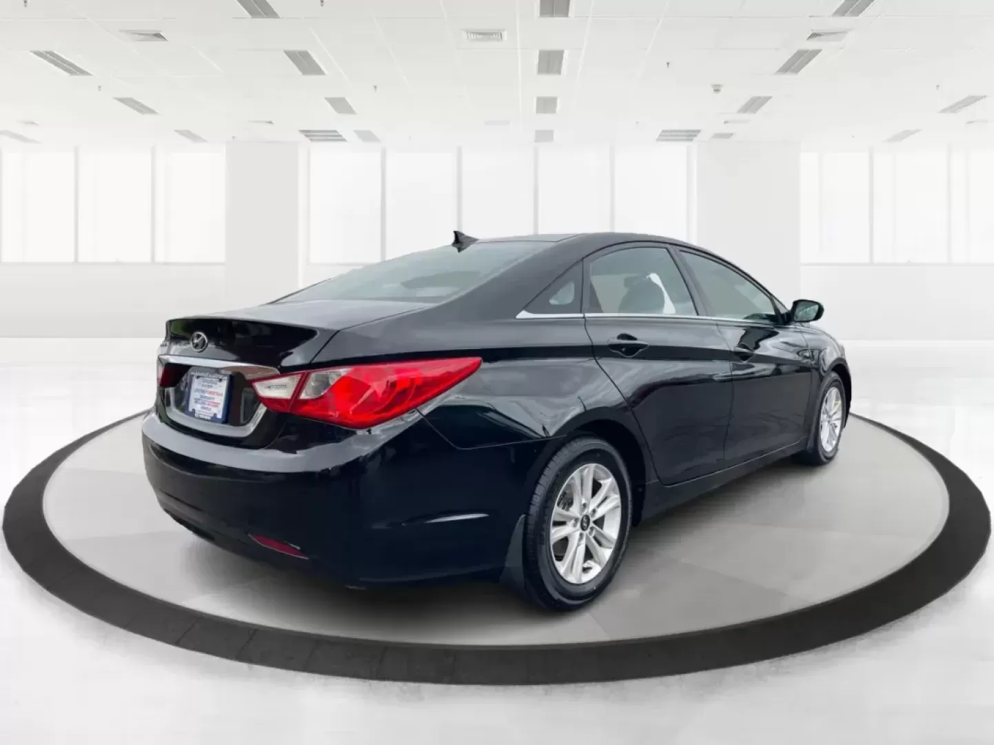 2013 Hyundai Sonata GLS (5NPEB4AC5DH) with an 2.4L I-4 gasoline direct injection engine, located at 880 E. National Road, Vandalia, OH, 45377, (937) 908-9800, 39.891918, -84.183594 - Photo#2