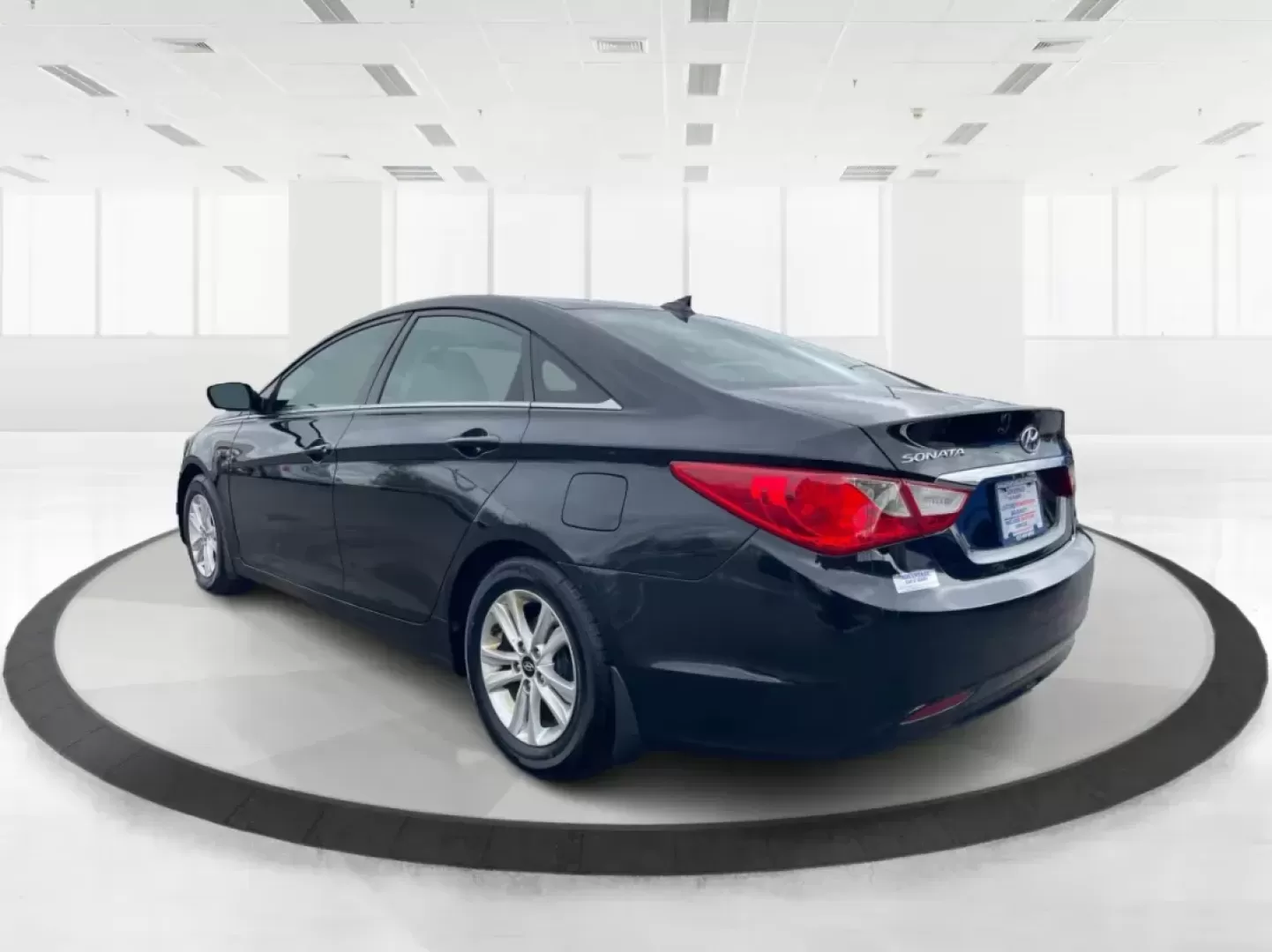 2013 Hyundai Sonata GLS (5NPEB4AC5DH) with an 2.4L I-4 gasoline direct injection engine, located at 880 E. National Road, Vandalia, OH, 45377, (937) 908-9800, 39.891918, -84.183594 - Photo#4