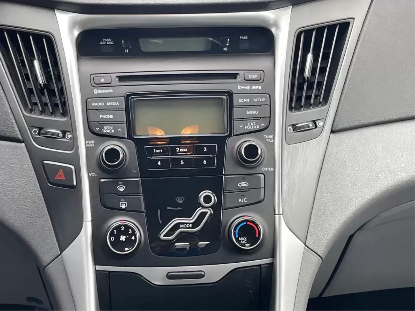 2013 Hyundai Sonata GLS (5NPEB4AC5DH) with an 2.4L I-4 gasoline direct injection engine, located at 880 E. National Road, Vandalia, OH, 45377, (937) 908-9800, 39.891918, -84.183594 - Photo#12