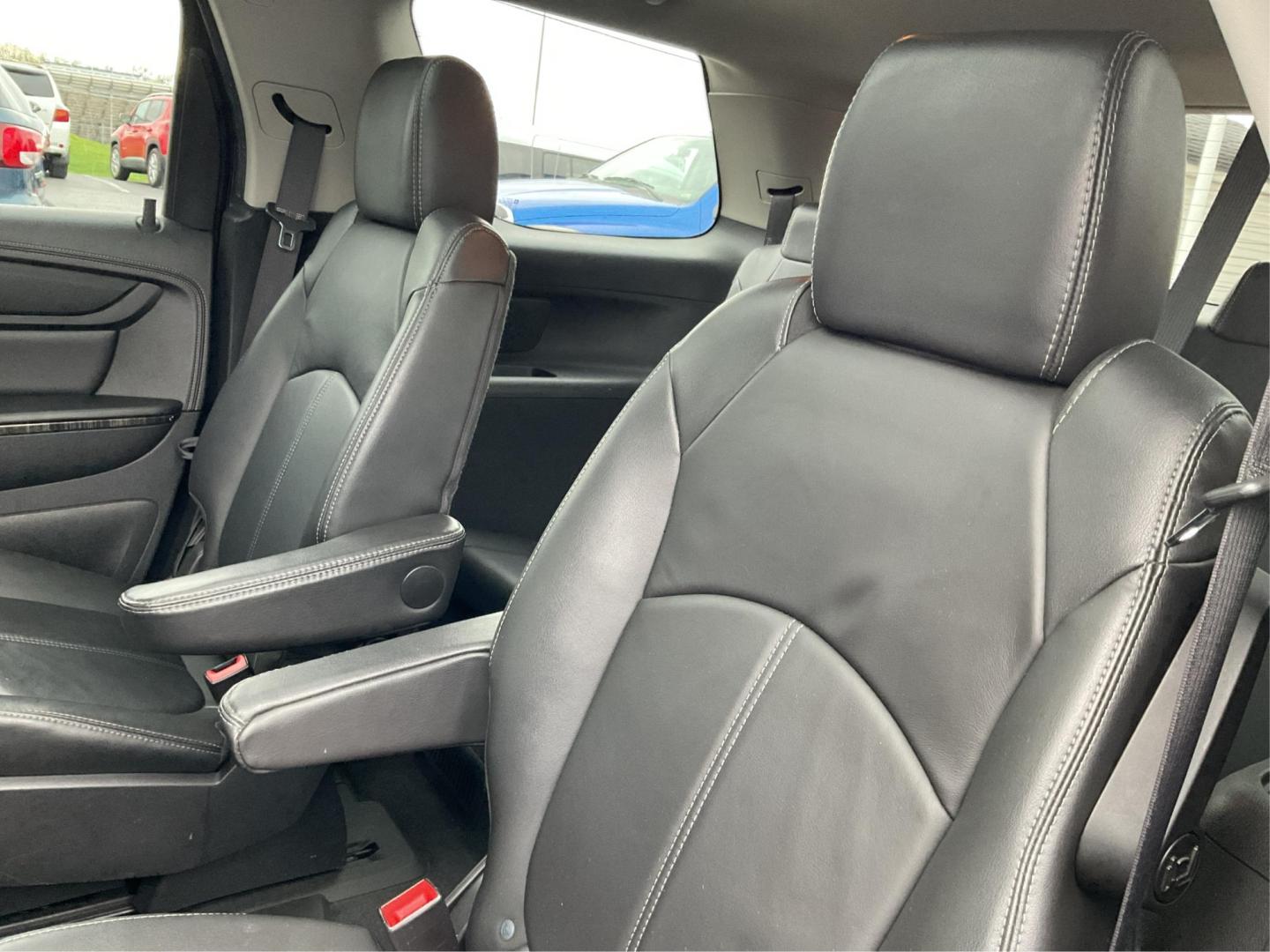 2016 GMC Acadia SLT (1GKKVRKD0GJ) with an 3.6L V-6 gasoline direct injection engine, located at 8750 N County Rd 25A, Piqua, OH, 45356, (937) 908-9800, 40.164391, -84.232513 - Photo#9