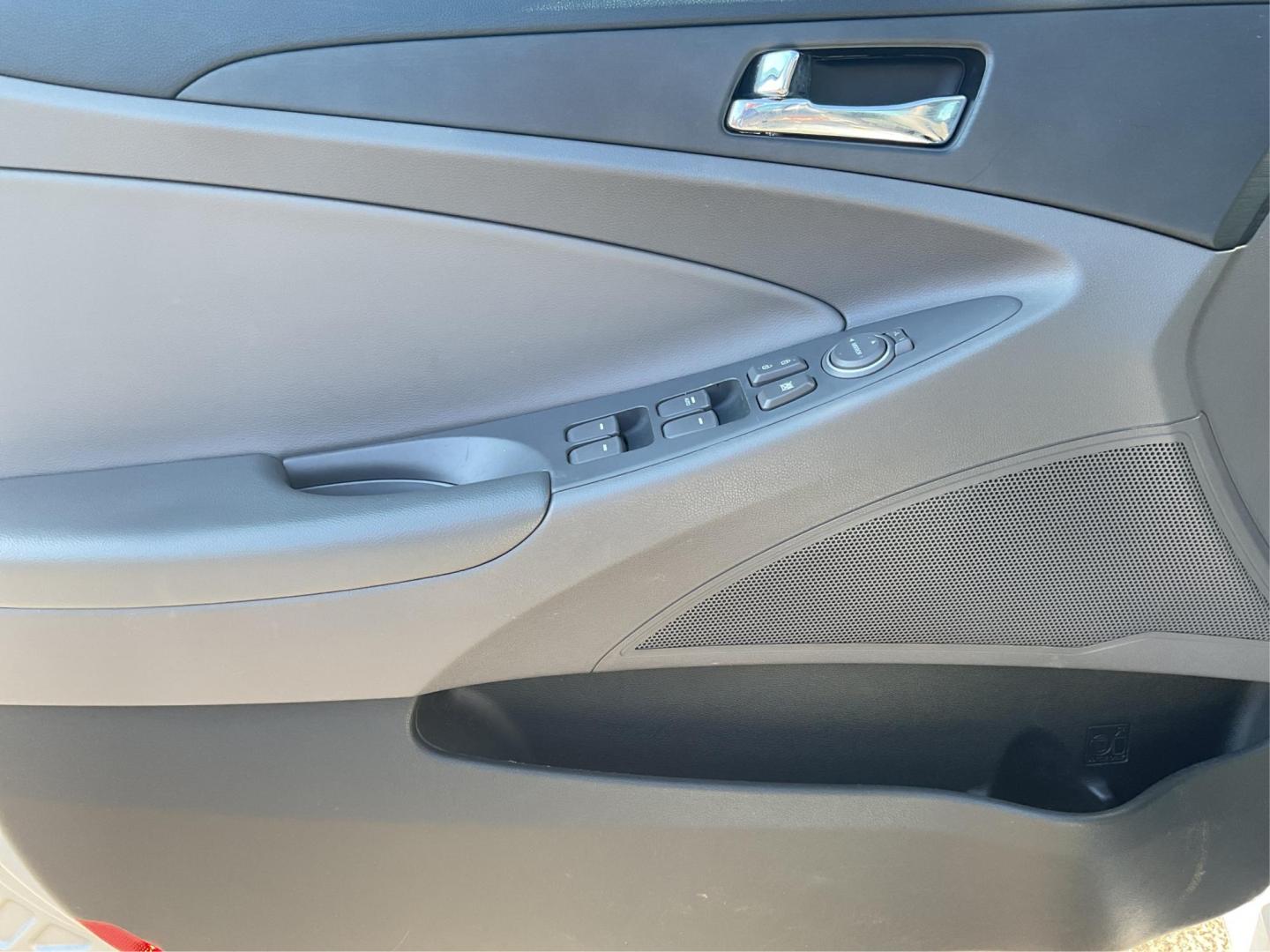 2014 Hyundai Sonata GLS (5NPEB4AC4EH) with an 2.4L I-4 gasoline direct injection engine, located at 4508 South Dixie Dr, Moraine, OH, 45439, (937) 908-9800, 39.689976, -84.218452 - Photo#17