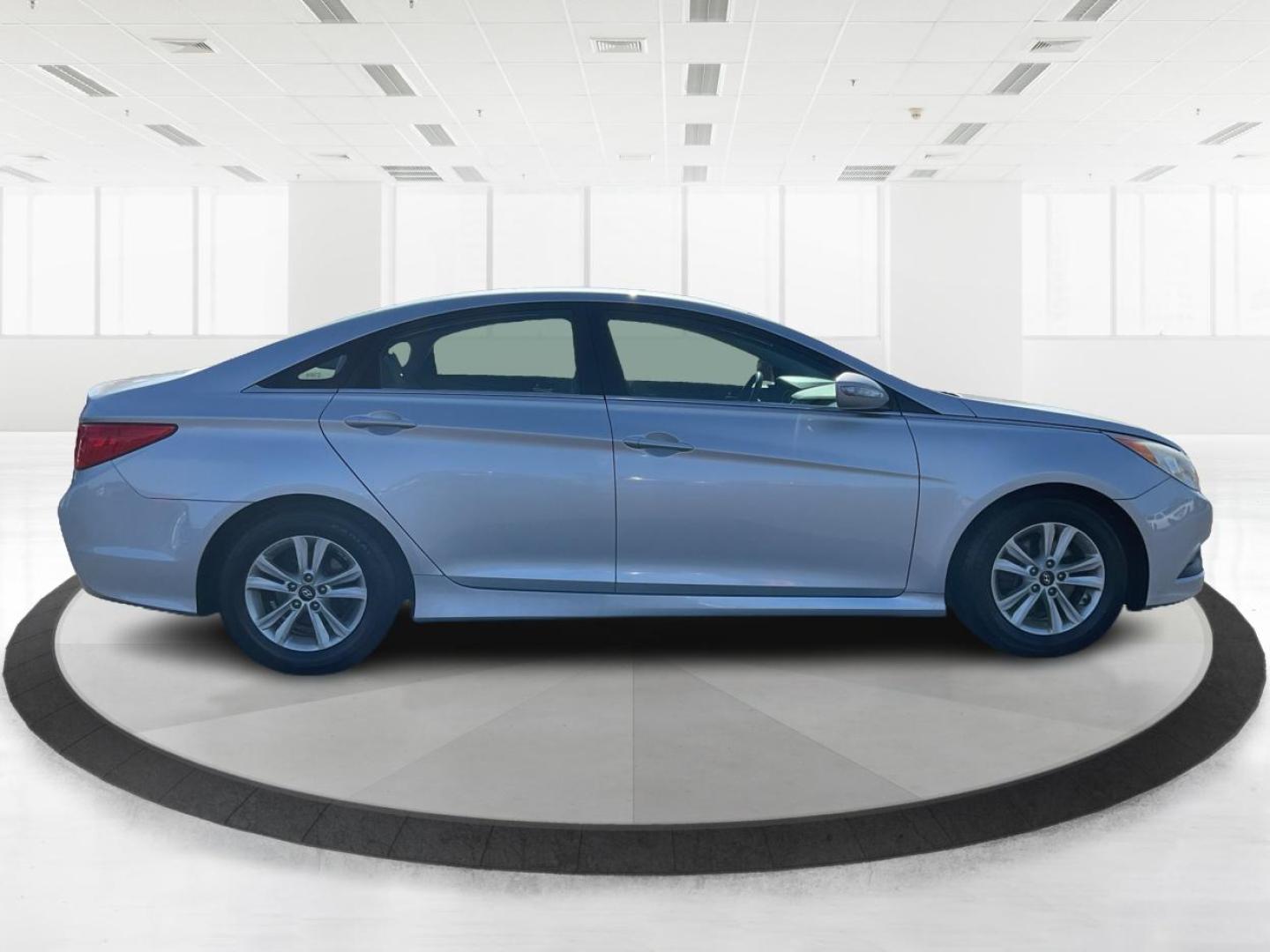 2014 Hyundai Sonata GLS (5NPEB4AC4EH) with an 2.4L I-4 gasoline direct injection engine, located at 4508 South Dixie Dr, Moraine, OH, 45439, (937) 908-9800, 39.689976, -84.218452 - Photo#1